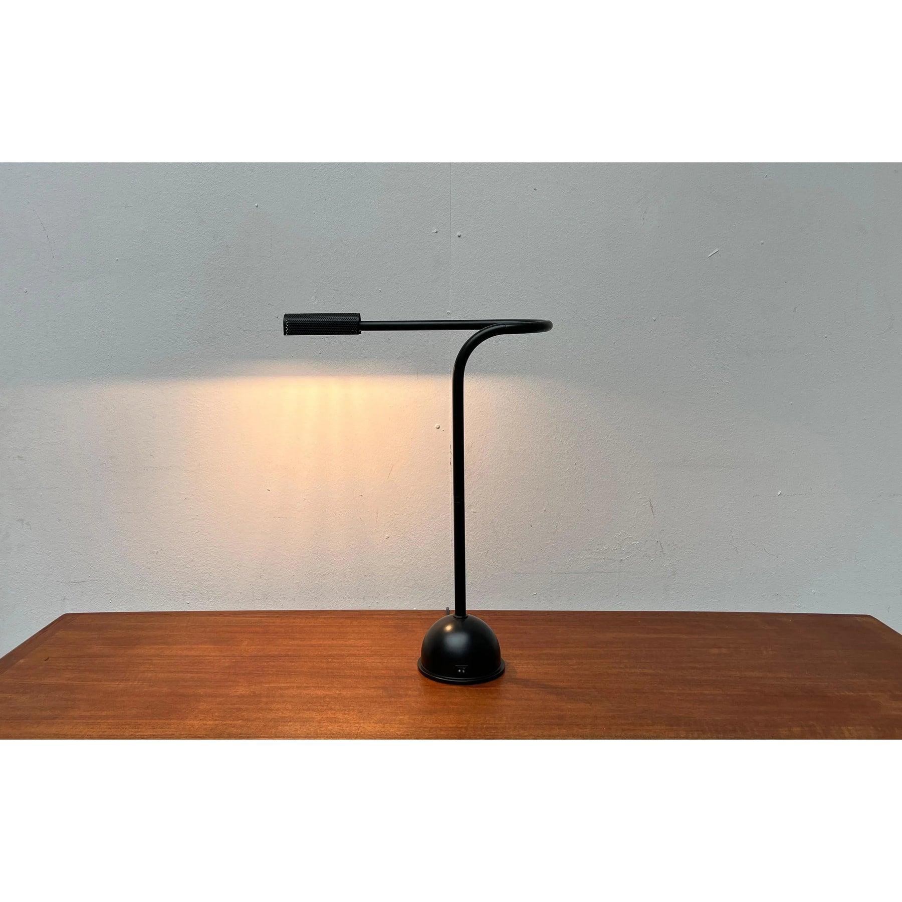 Postmodern table lamp from Luxo based on a design by Hans Ansems from the 80s.

The design of this elegant table lamp impresses with its high flexibility. The arm is movably mounted via several joints and allows for many positions. This not only