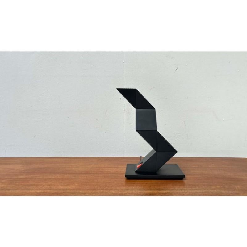 Postmodern table lamp with a transformable design.

The Z-Lite or Zig Zag desk lamp is characterized by its complex construction and versatility. It is both a functional light source and a versatile design object. Its postmodern design language and
