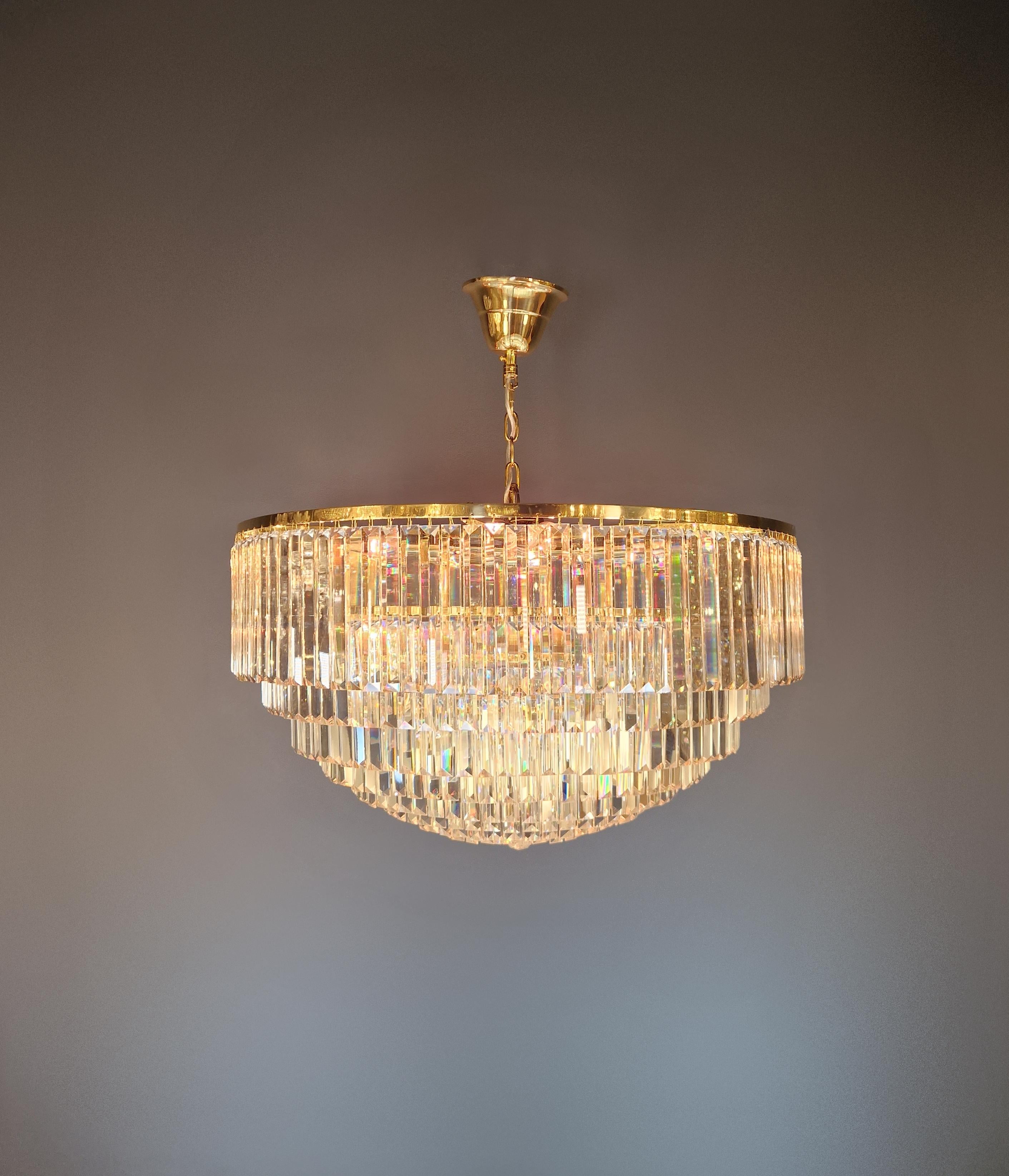 Sumérgete en el cautivador mundo del posmodernismo y experimenta la elegancia en estado puro con nuestra impresionante lámpara de araña de oro con incrustaciones de cristal. Esta obra de arte destaca en cualquier habitación y confiere a tu interior