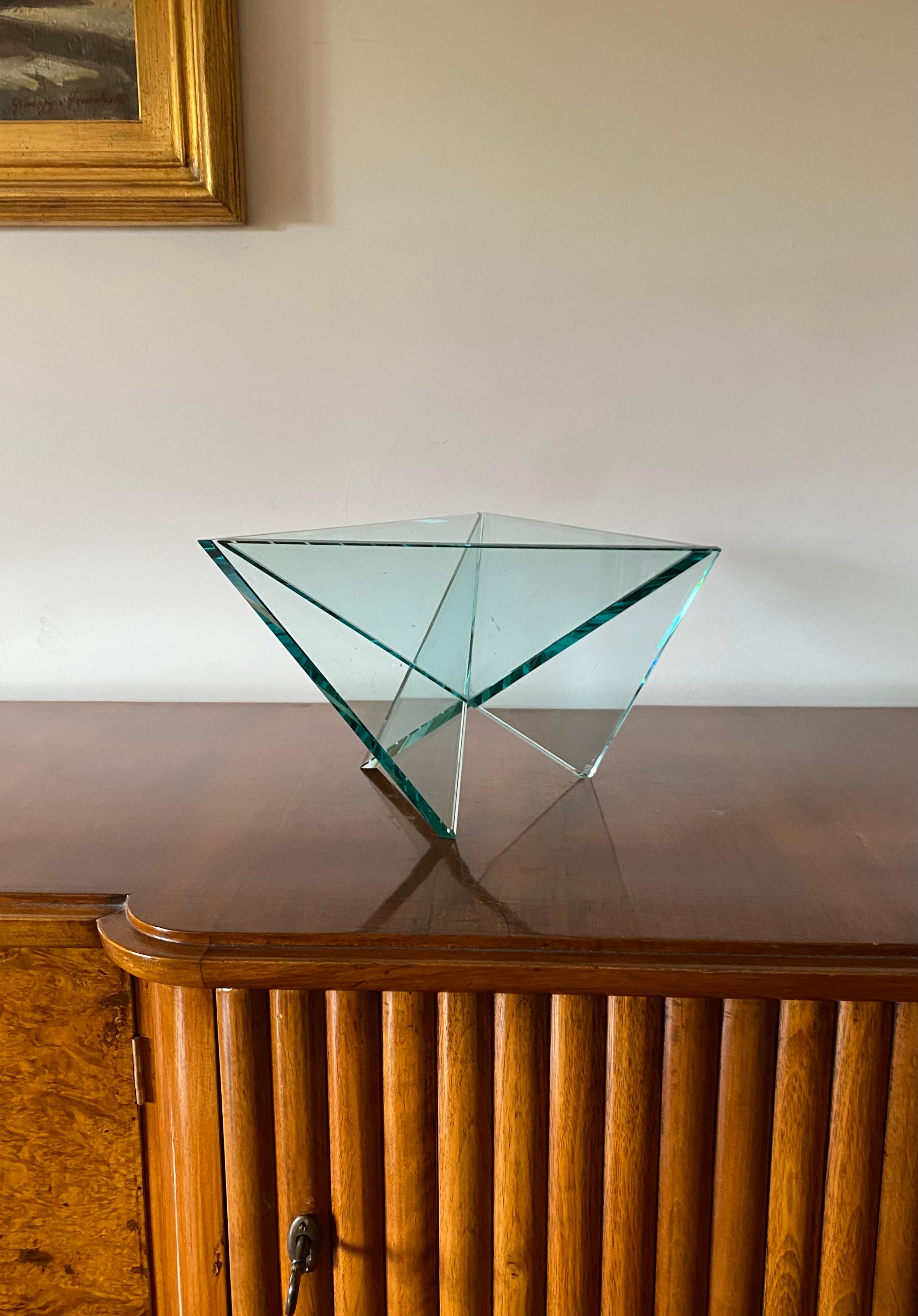 Striking Postmodern glass bowl

RSVP Italy circa 1980s.

This sculptural artisan crafted geometric form vessel is designed of interlocking and overlapping angular cut-glass sections.

h 18 cm - 31 x 31 cm

Acid mark on the base

Conditions: good