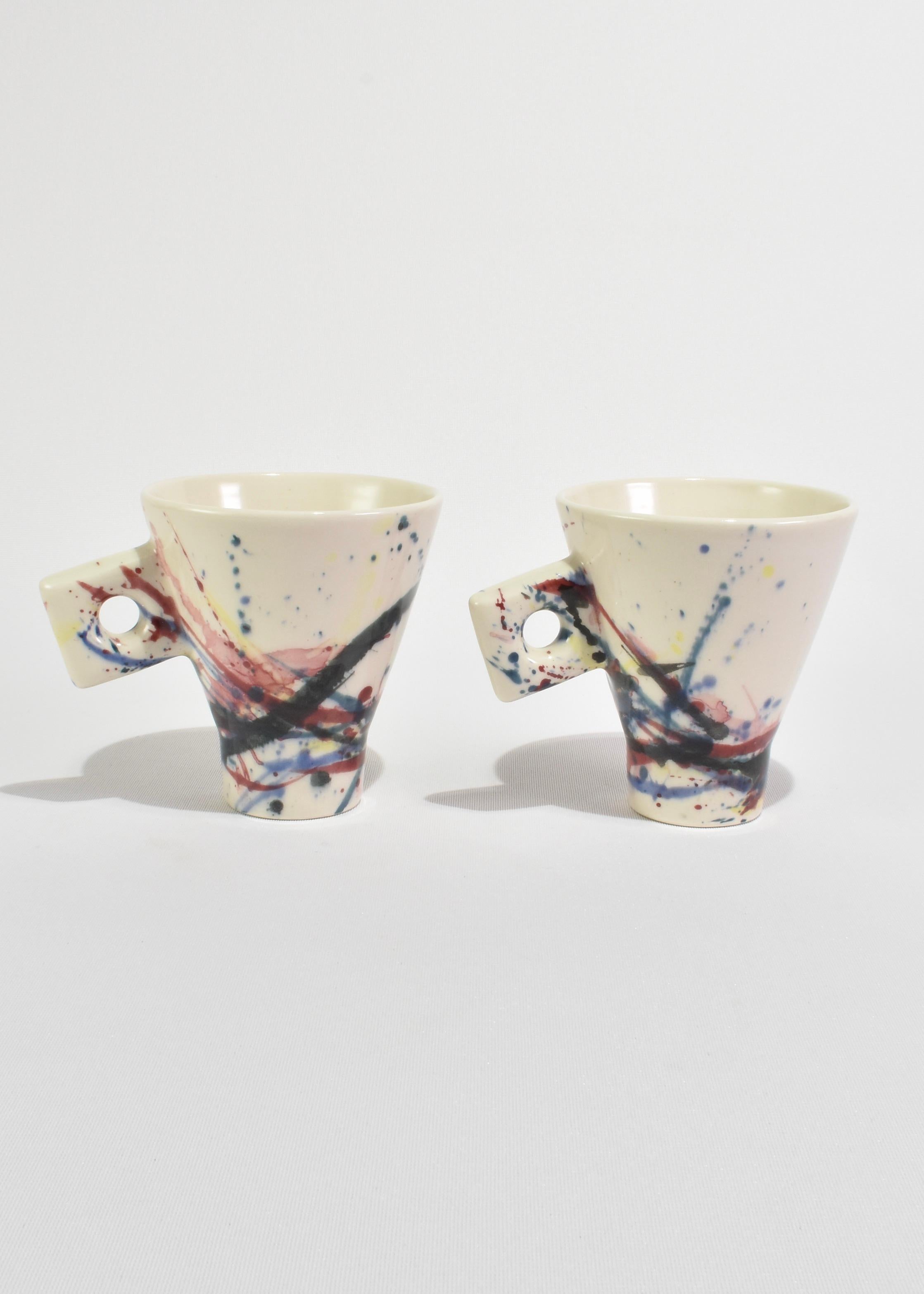 Seltenes, handgefertigtes Vintage-Keramikbecher-Set mit Spritzer-Details und quadratischen Griffen, bestehend aus zwei Bechern. Signiert auf dem Sockel, Simoneau.