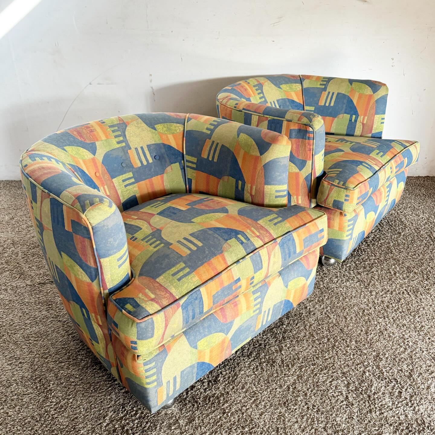 Bringen Sie Schwung in Ihren Raum mit diesen postmodernen mehrfarbigen Barrel Chairs auf Chromrollen. Mit ihrer lebendigen, mehrfarbigen Polsterung und dem bequemen Tonnen-Design sind diese Stühle perfekt für jedes moderne Ambiente. Die verchromten