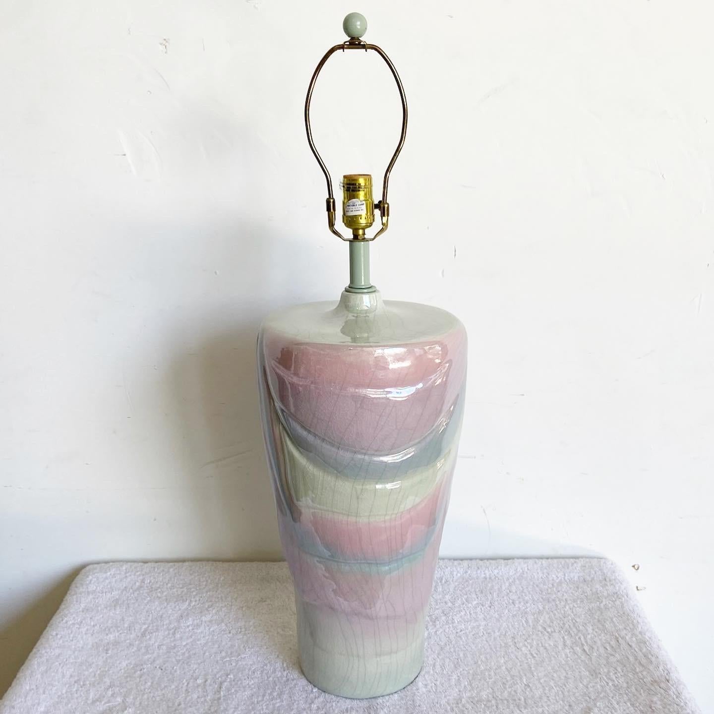 Postmoderne mehrfarbige Keramik-Tischlampe (amerikanisch) im Angebot