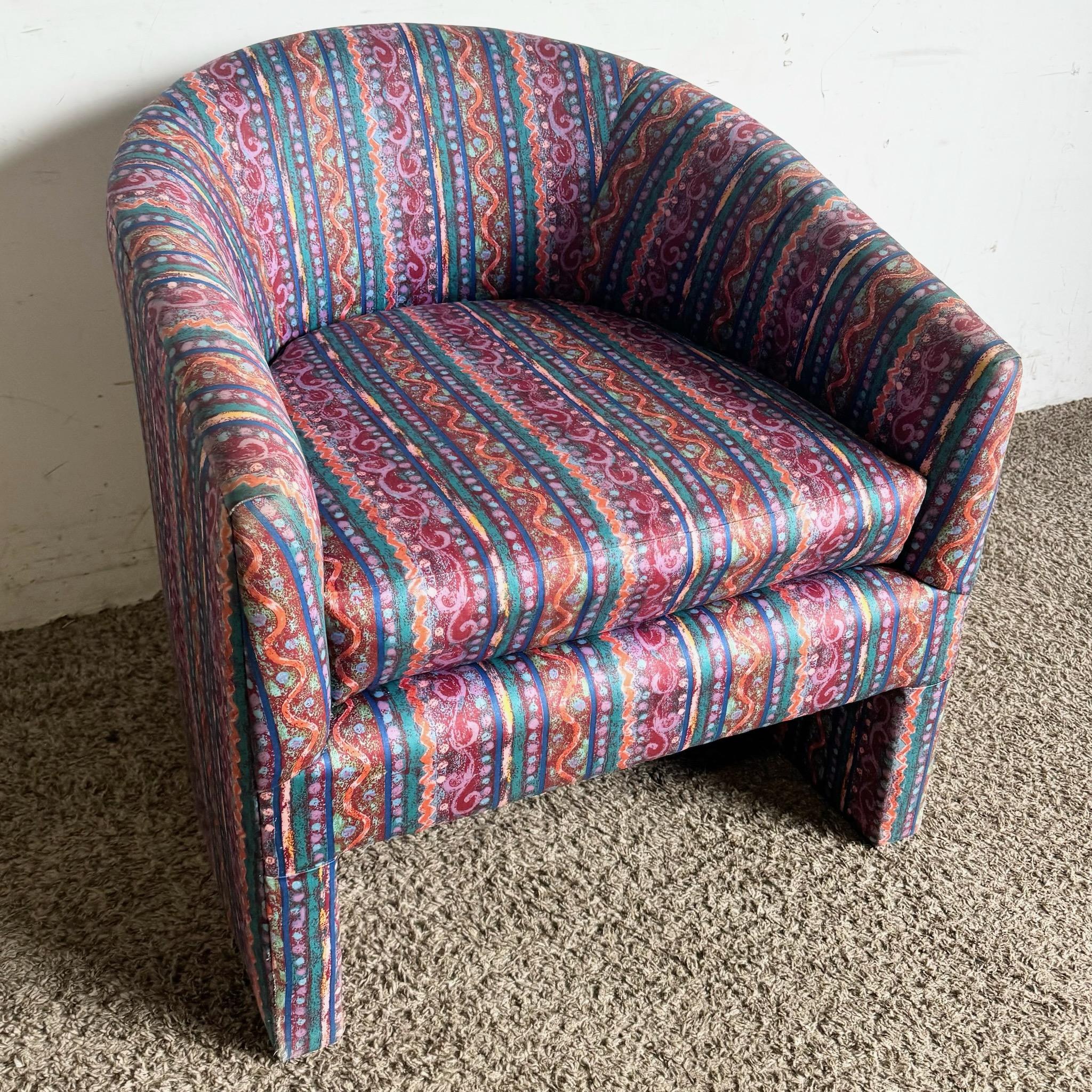 Añade un toque vibrante a tu espacio con esta Silla Postmoderna Barril Multicolor. Elaborada por expertos con un llamativo tejido multicolor, esta pieza vintage es un ejemplo de artesanía de alta calidad y diseño único. Su forma de tonel ofrece
