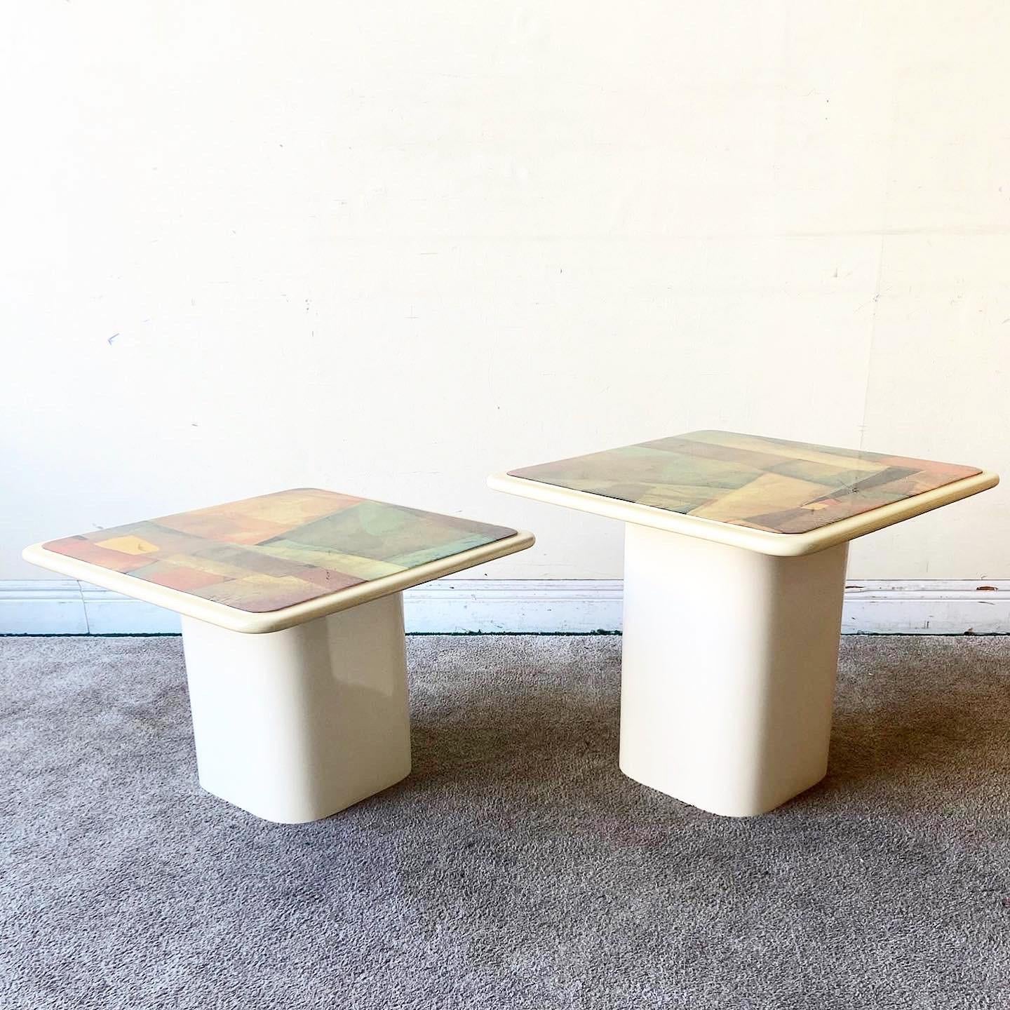 Incredibili tavolini a fungo postmoderni. Ciascuno di essi presenta un piano astratto multicolore con una base in laminato color crema.

Il tavolo più corto misura 17 