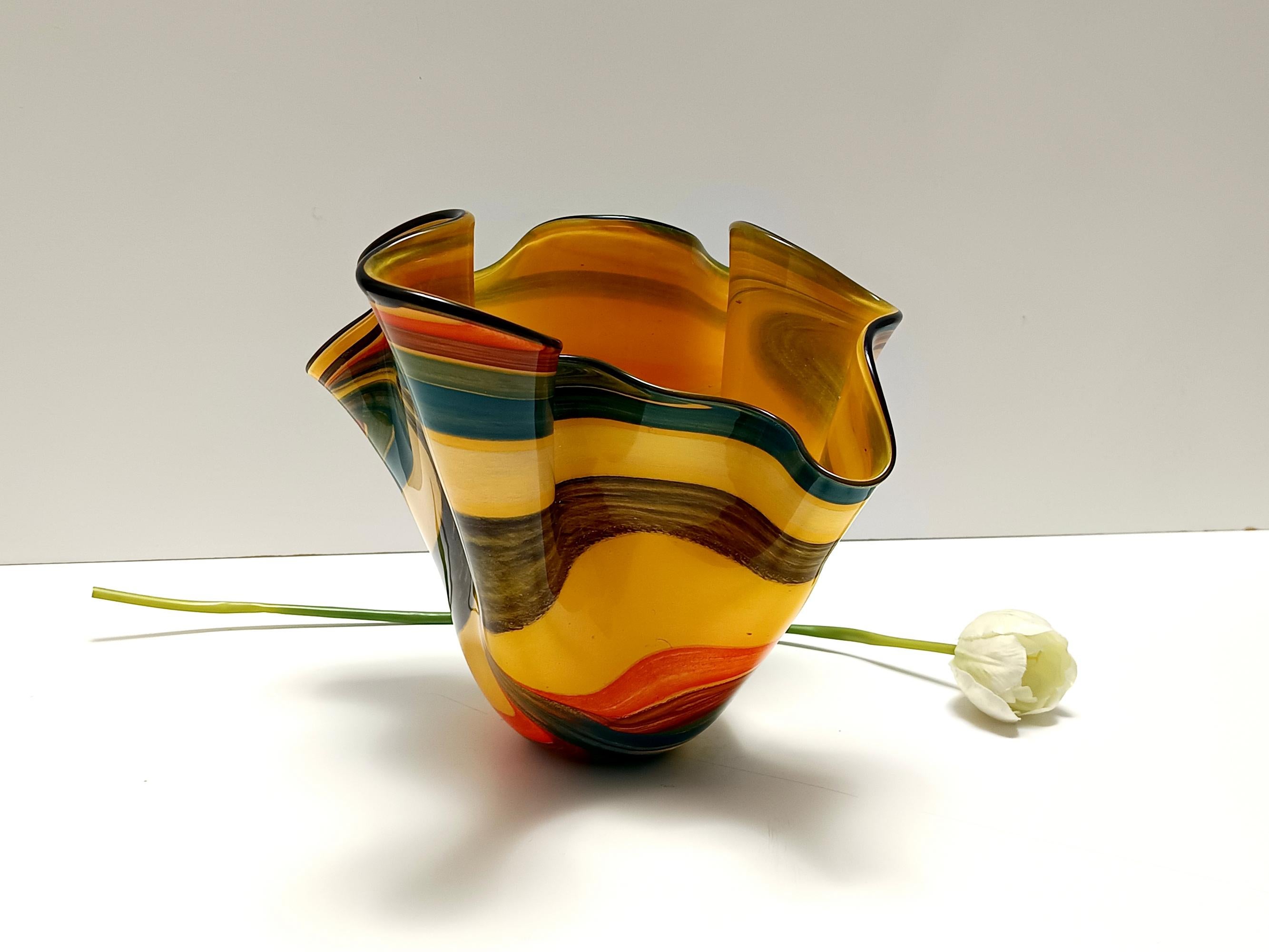 Hergestellt in Italien, 1980er Jahre. 
Dies ist ein Murano-Glas.
Da es sich um ein Vintage-Stück handelt, kann es leichte Gebrauchsspuren aufweisen, aber es ist in perfektem Originalzustand und bereit, ein Stück in einer Wohnung zu