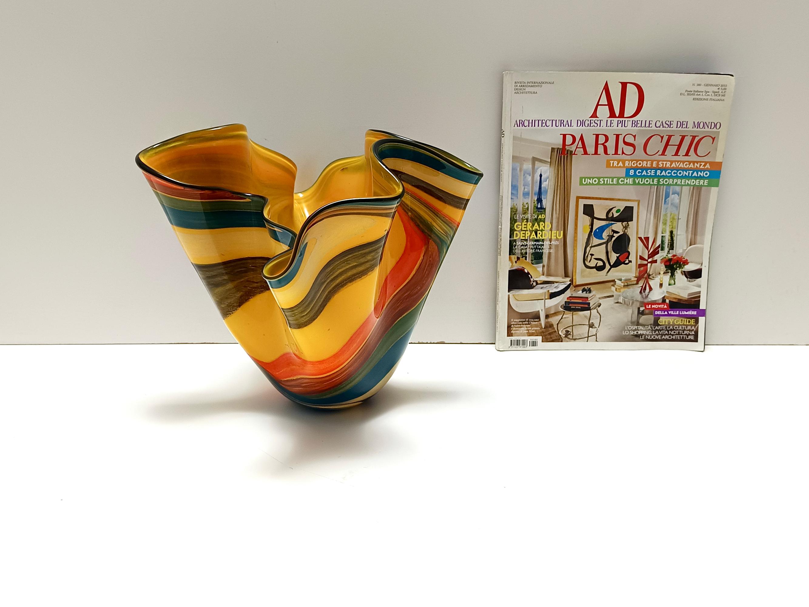 Postmoderne mehrfarbige Murano Glas Fazzoletto Vase, Italien (Italienisch) im Angebot