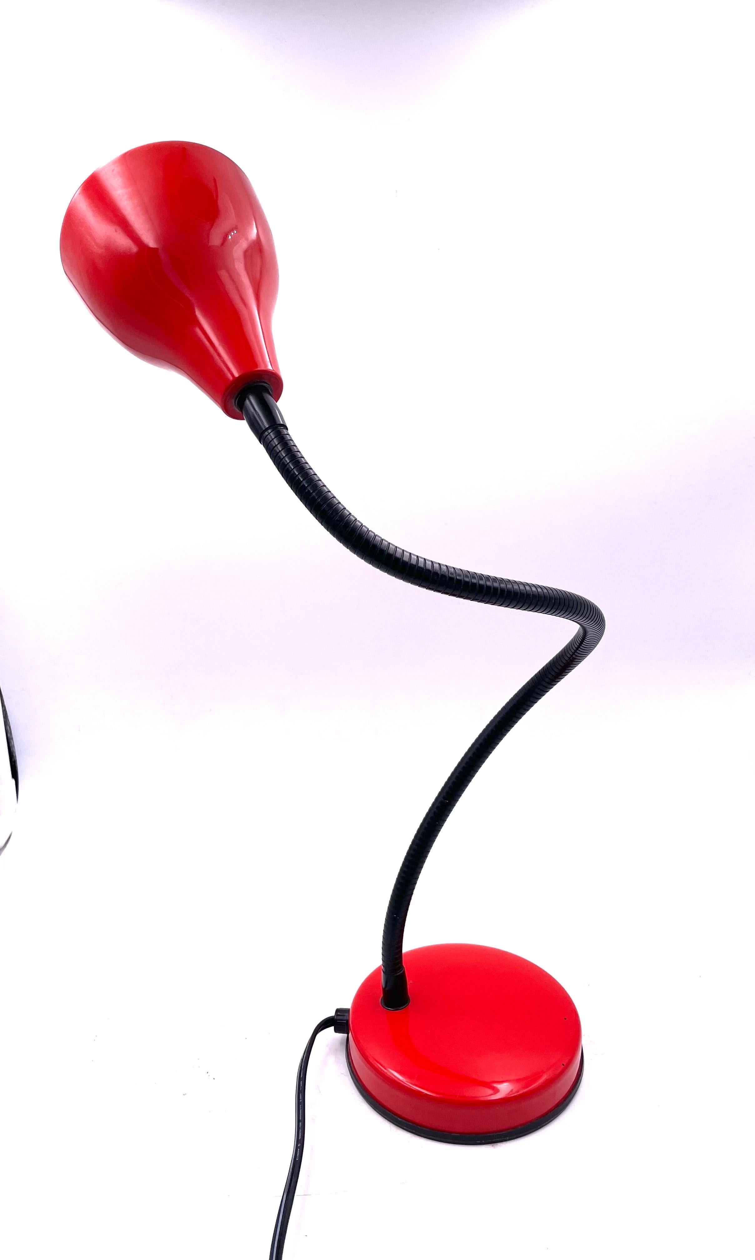 Lampe de bureau/lampe de bureau à col de cygne des années 1980 par Veneta Lumi, Italie Abat-jour multidirectionnel en finition émaillée métallique rouge, polyvalente et unique, estampillée en bas et en état de marche. Idéal pour ce décor de l'époque