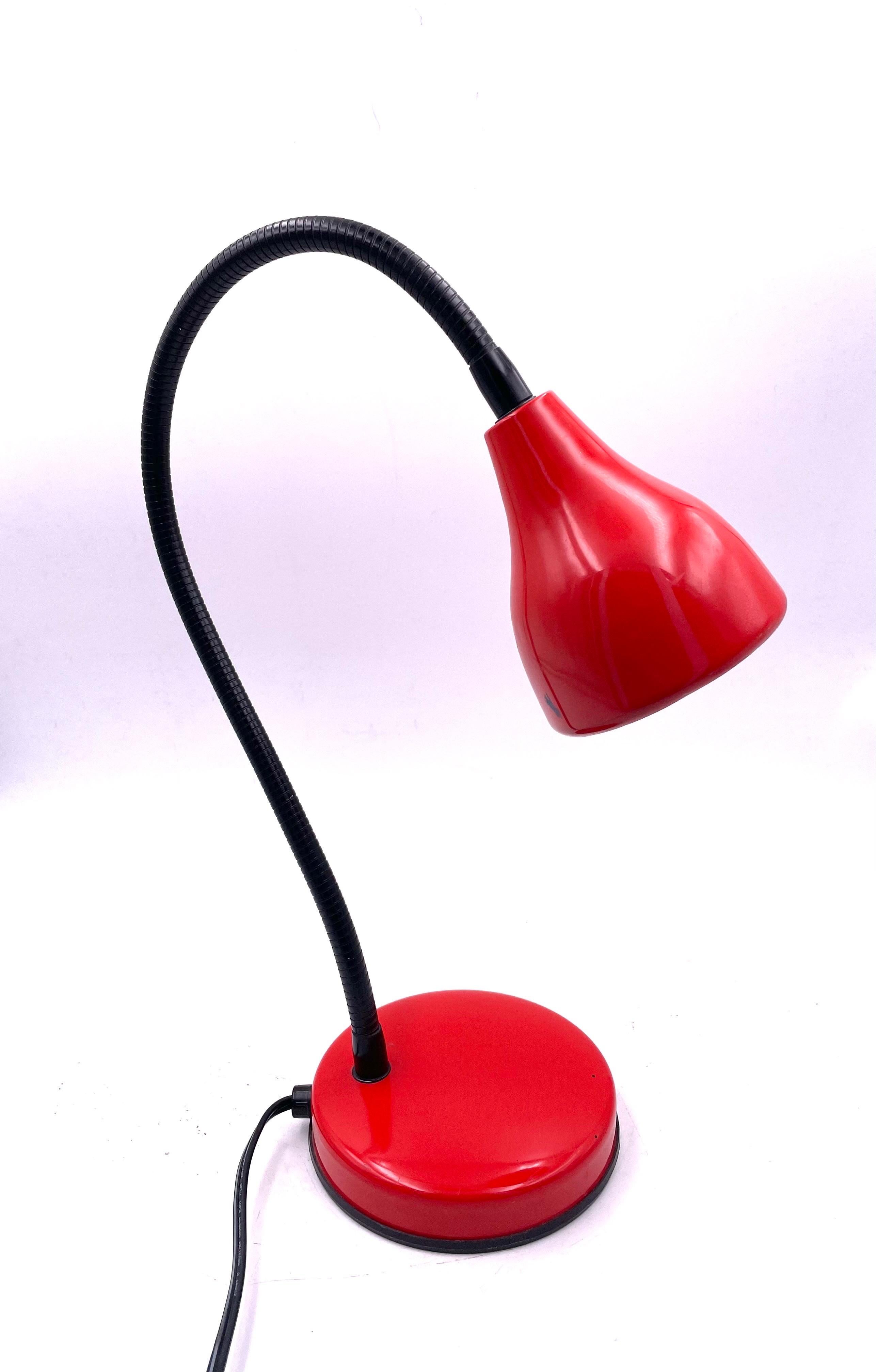 italien Lampe postmoderne à col de cygne multidirectionnel de table ou de bureau par Veneta Lumi, Italie en vente