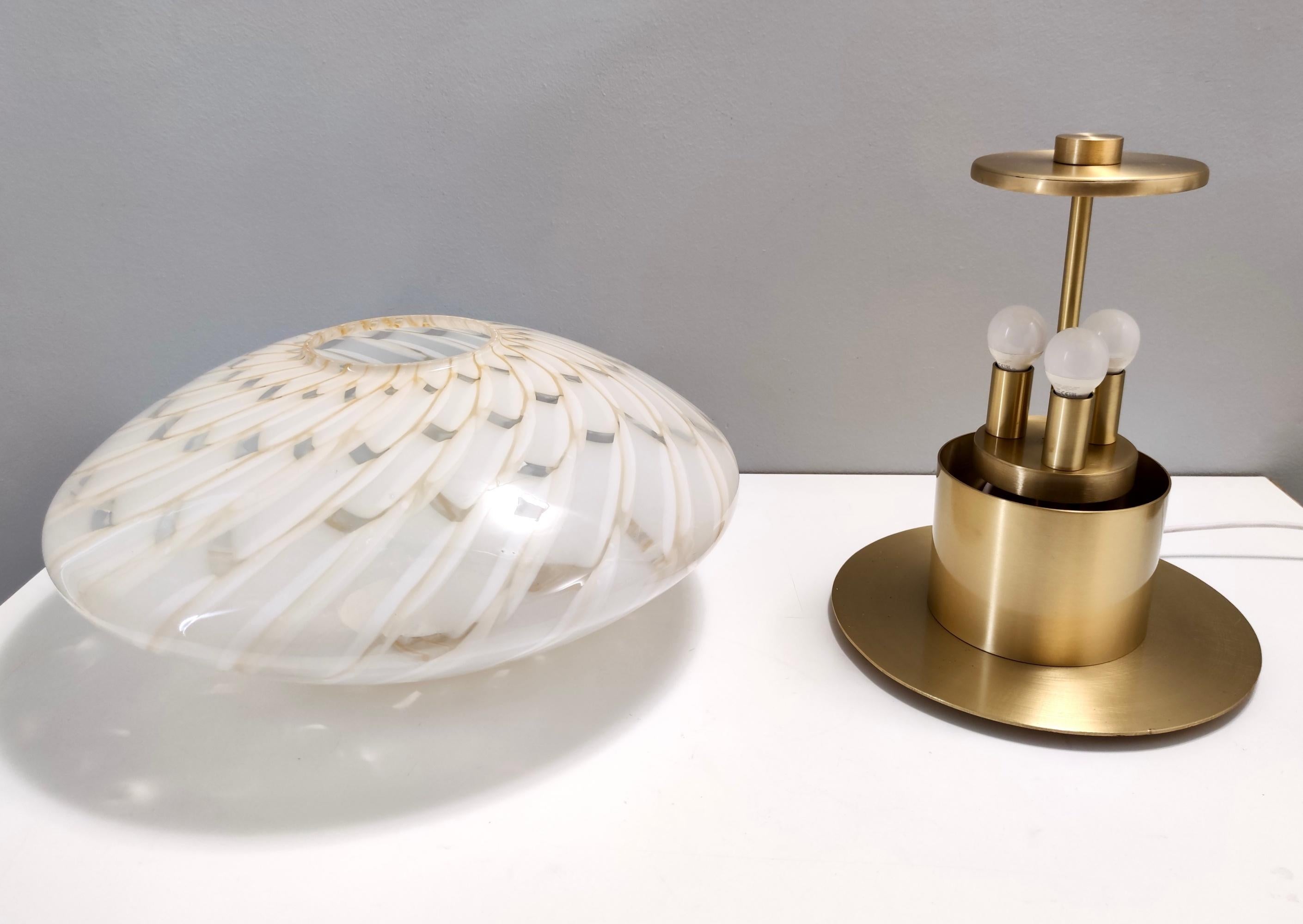 Lámpara de sobremesa posmoderna de cristal de Murano blanco y latón, Italia, años 80 en venta 3