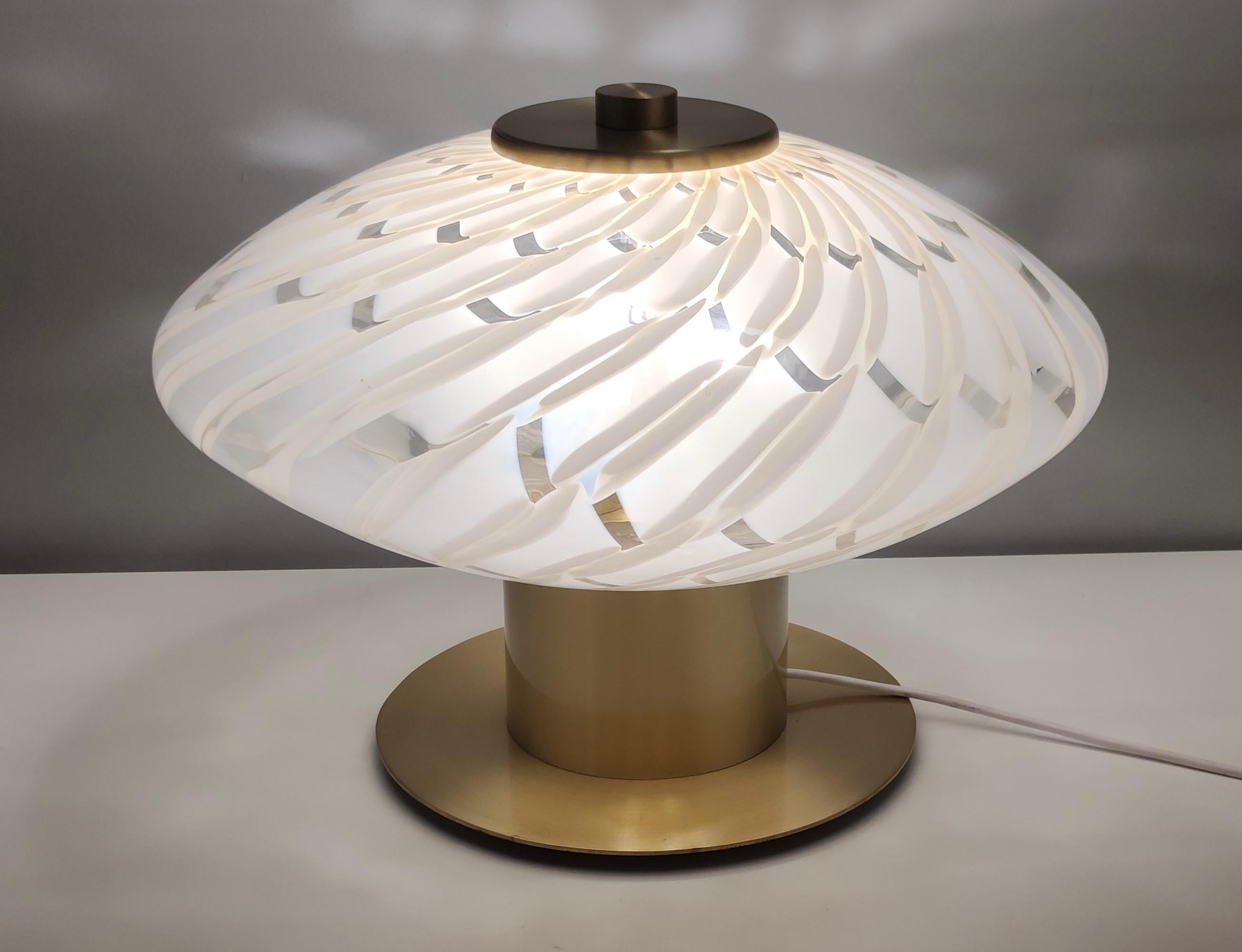 Lámpara de sobremesa posmoderna de cristal de Murano blanco y latón, Italia, años 80 en Excelente estado para la venta en Bresso, Lombardy