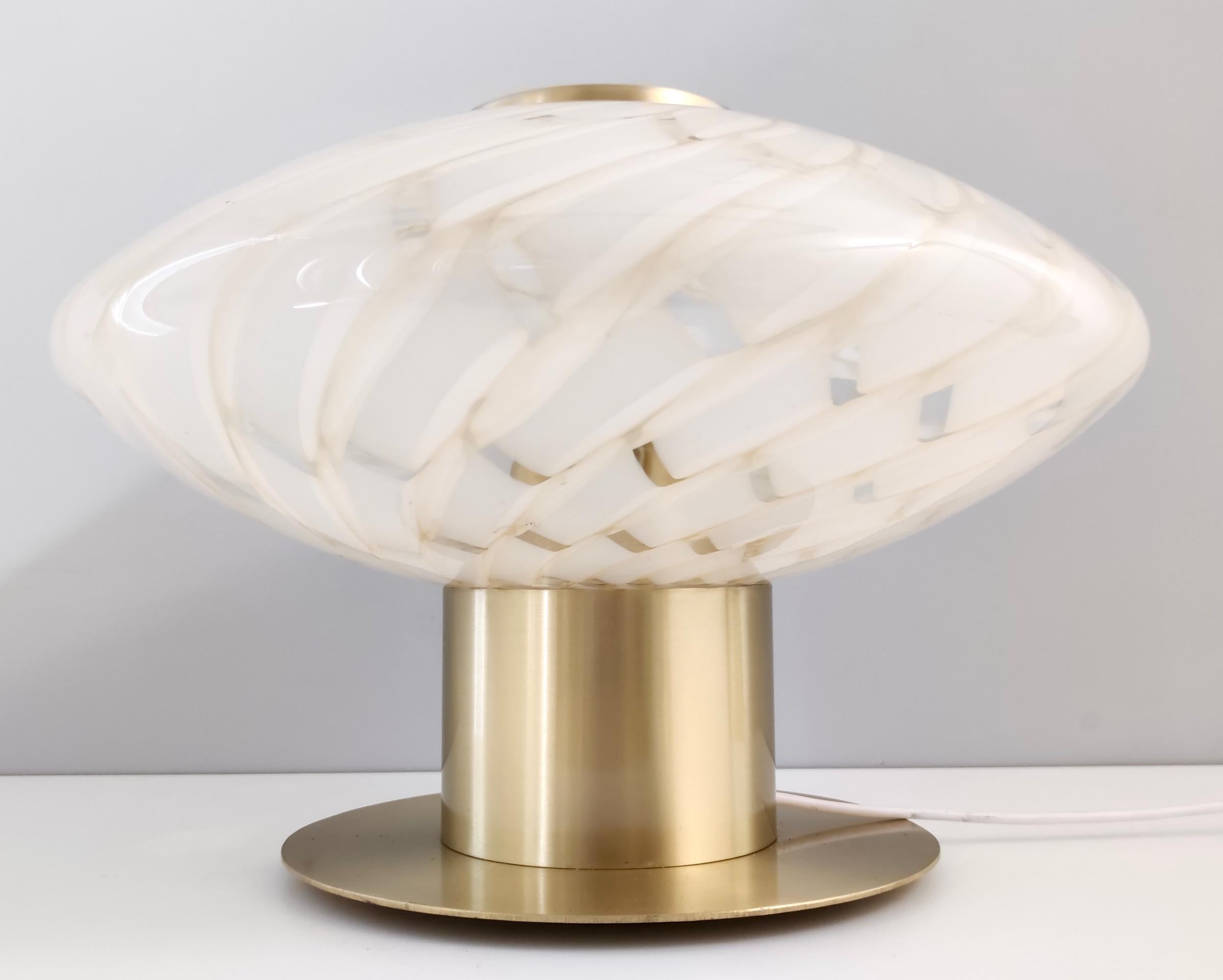 Lámpara de sobremesa posmoderna de cristal de Murano blanco y latón, Italia, años 80 finales del siglo XX en venta