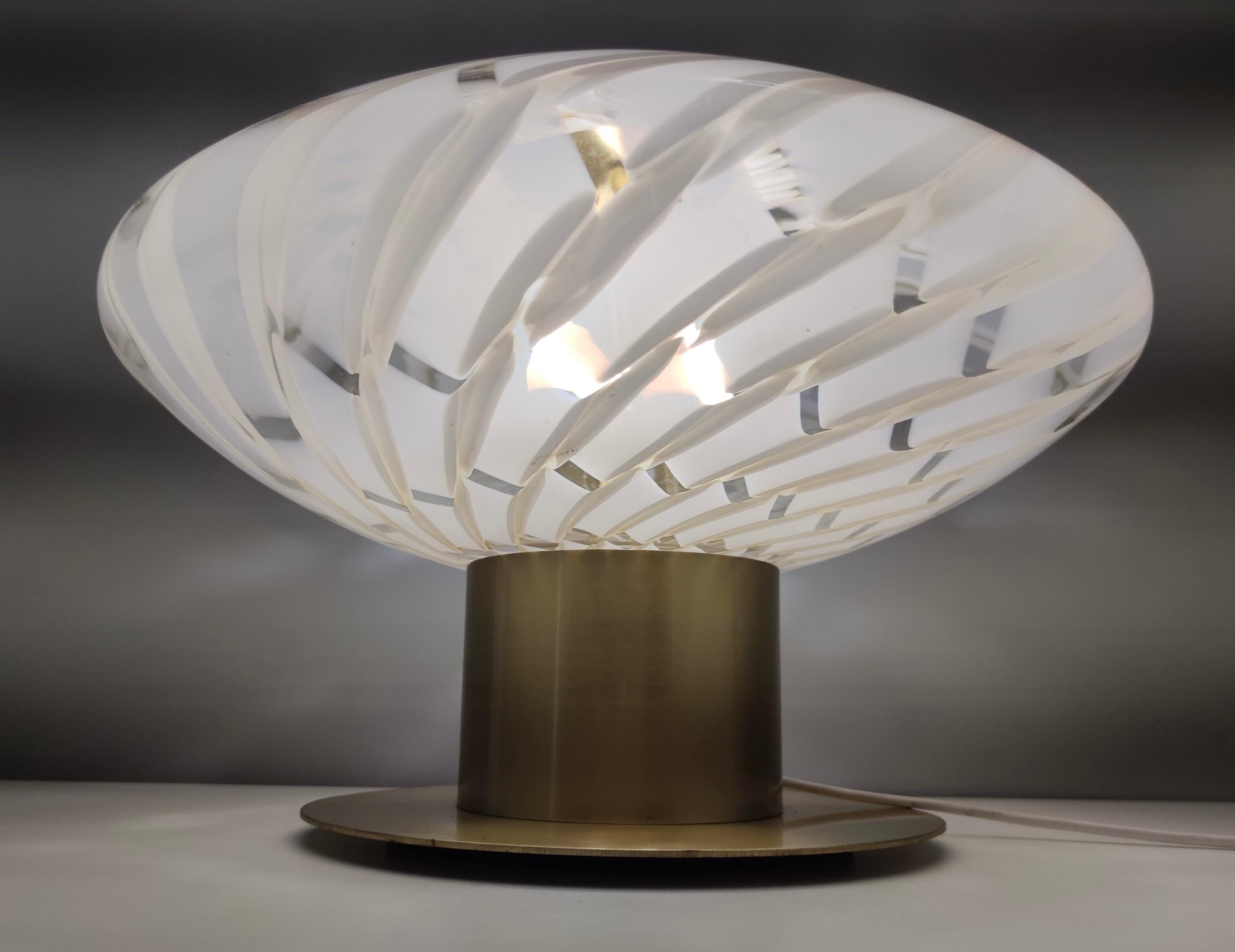 Lámpara de sobremesa posmoderna de cristal de Murano blanco y latón, Italia, años 80 Latón en venta