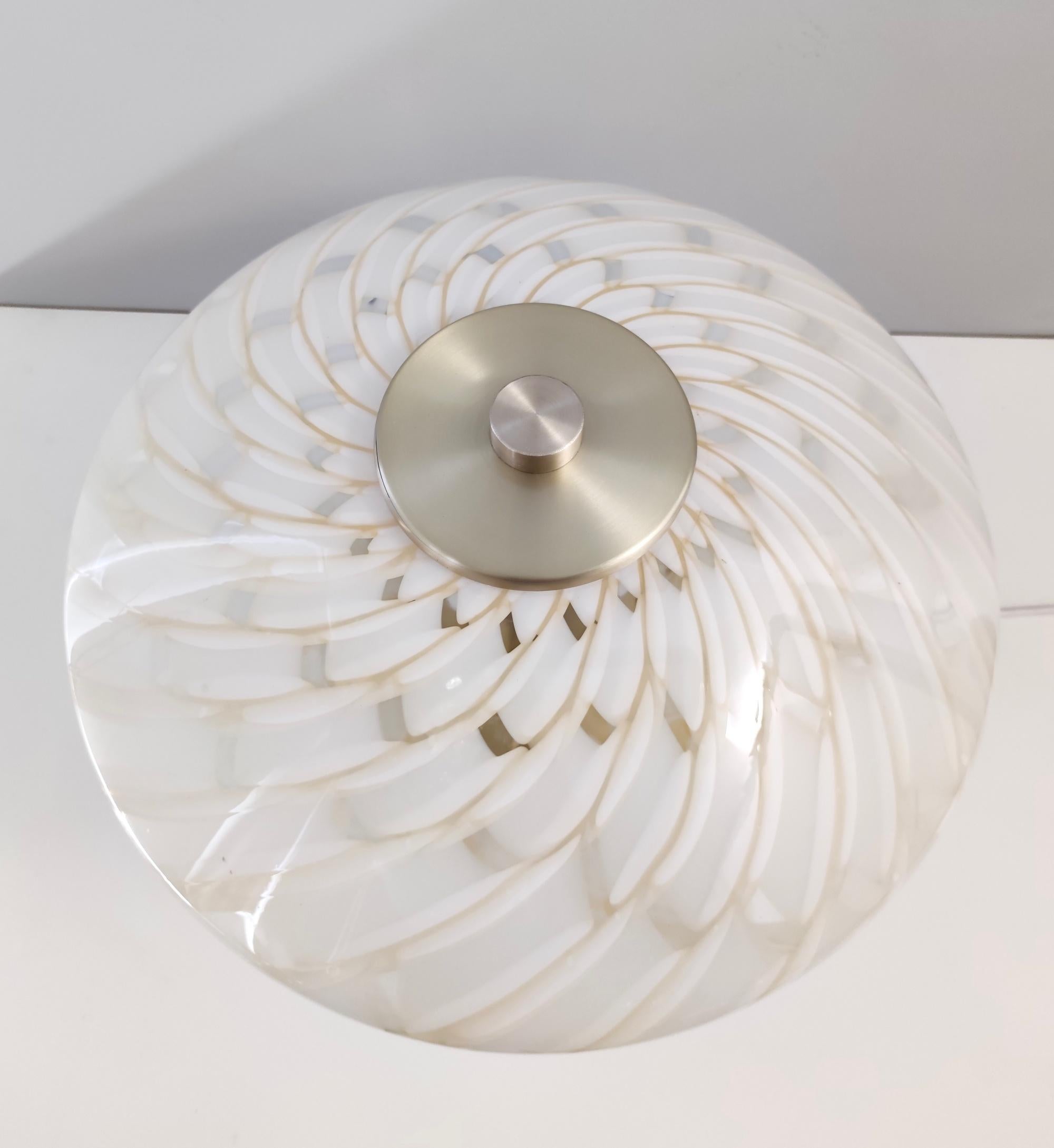 Lámpara de sobremesa posmoderna de cristal de Murano blanco y latón, Italia, años 80 en venta 1