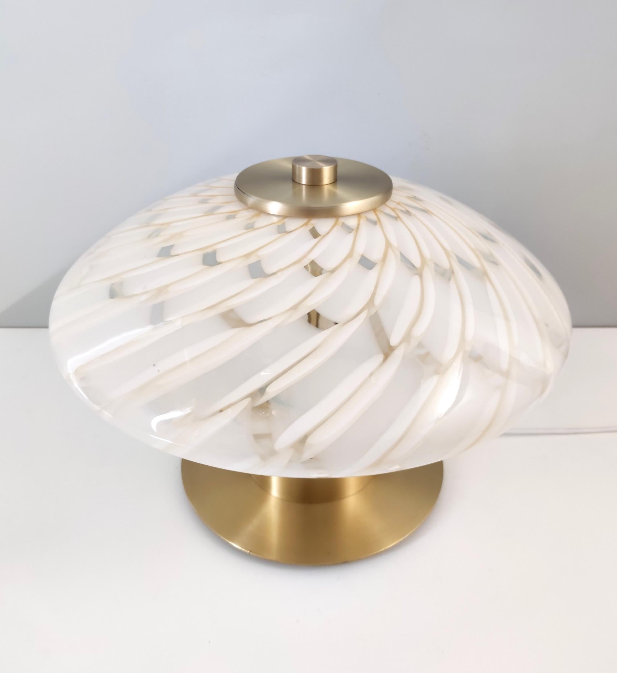 Lámpara de sobremesa posmoderna de cristal de Murano blanco y latón, Italia, años 80 en venta 2