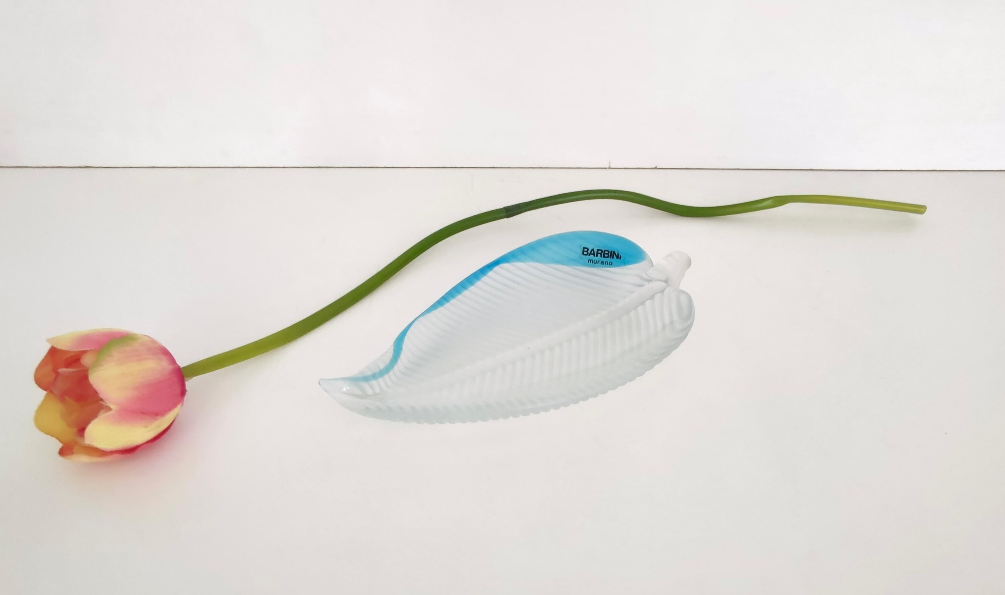 Hergestellt in Italien, 1970er Jahre.
Diese Schale wurde von Alfredo Barbini entworfen und besteht aus hellblauem und transparentem Murano-Glas, dessen Linien aus einer Form gewonnen und dann von Hand modelliert wurden.
Der untere Teil ist geätzt,