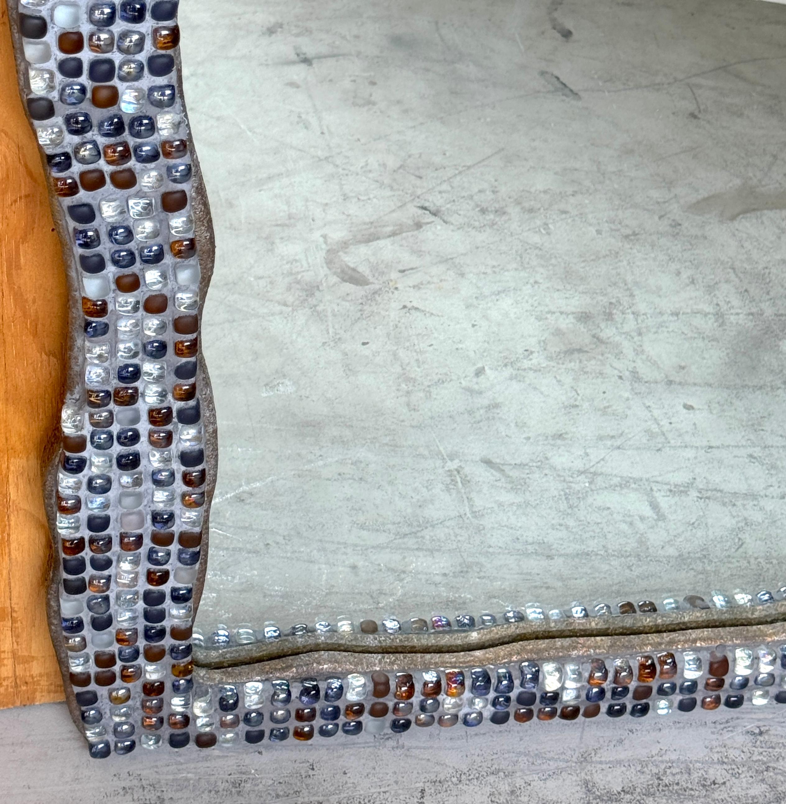 Postmodern Murano Glass Mosaic Biomorphic Mirror, Italy, circa 1990s im Zustand „Gut“ im Angebot in West Palm Beach, FL
