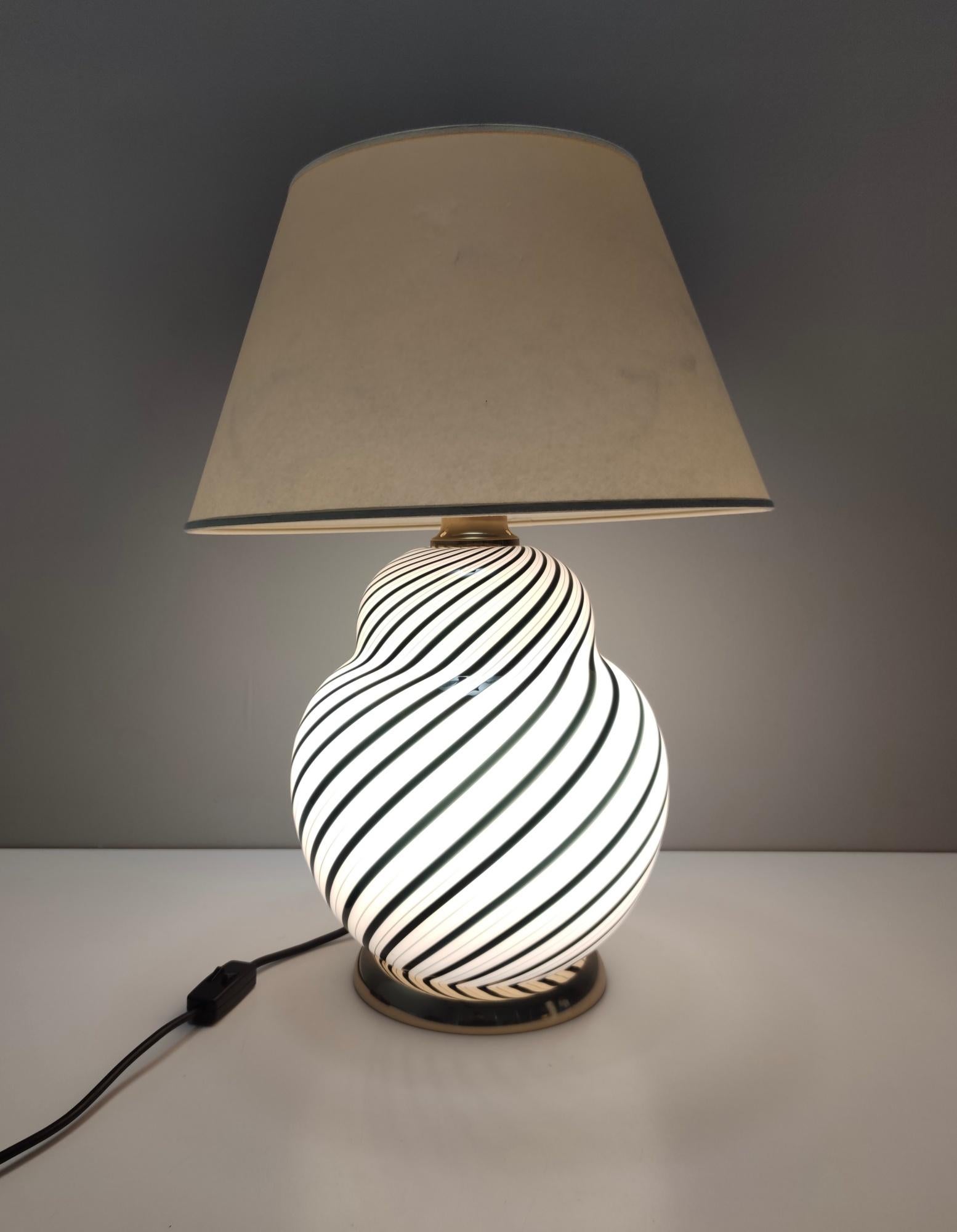 Postmodern Murano Glass Table Lamp in the Style of Lino Tagliapietra, Italy In Excellent Condition For Sale In Bresso, Lombardy