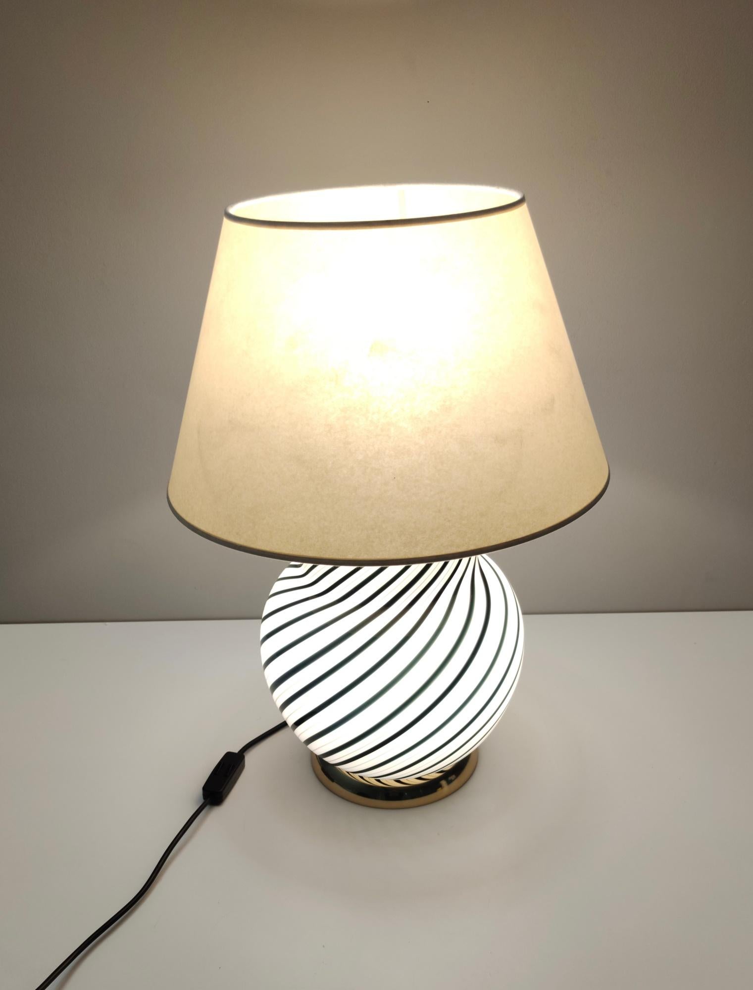 Laiton Lampe de table postmoderne en verre de Murano dans le style de Lino Tagliapietra, Italie en vente