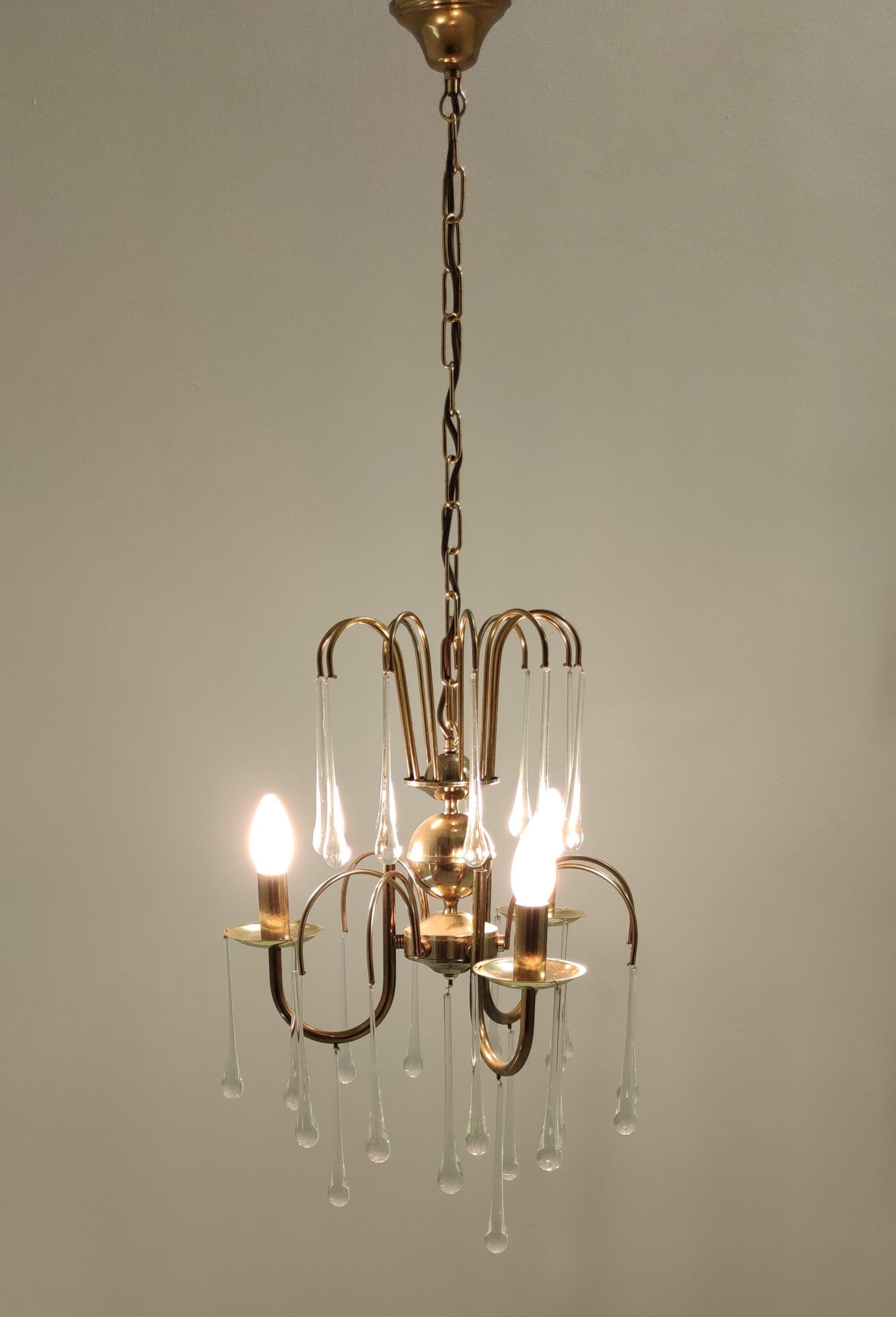 Made in Italy, 1970s.
This chandelier features a brass frame with three arms and 28 Murano glass drops.
It is vintage, therefore it might show slight traces of use, but it can be considered as in excellent original condition and ready to give