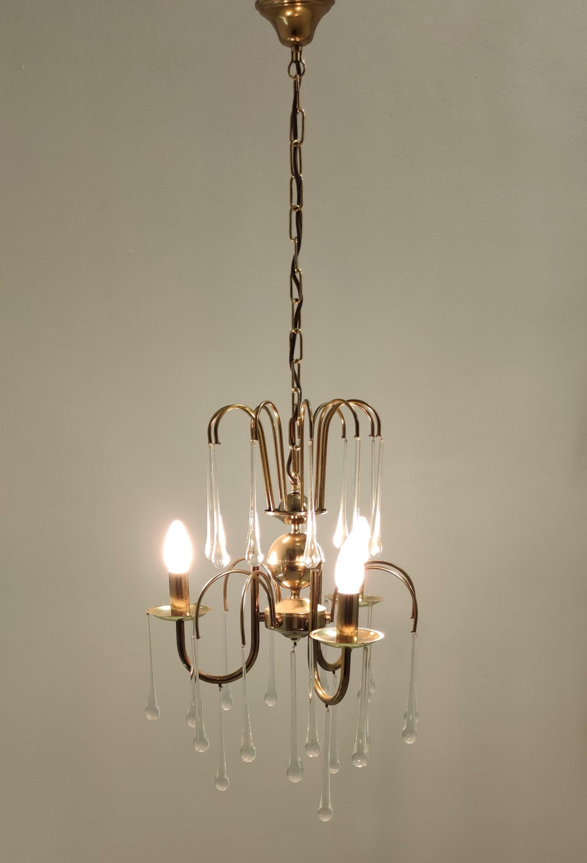 Fabriqué en Italie, années 1970.
Ce lustre présente une armature en laiton avec trois bras et 28 gouttes en verre de Murano.
Il est d'époque et peut donc présenter de légères traces d'utilisation, mais il peut être considéré comme étant en excellent