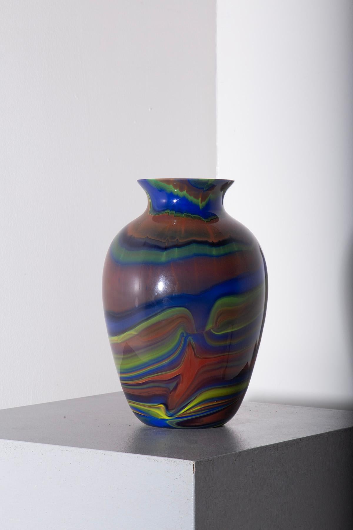 Magnificent multicolored Murano blown glass vase designed by the famous Ottavio Missoni and made in the 1980s, a true masterpiece that embodies the essence of artistic design of the time. This extraordinary objet d'art, in excellent vintage
