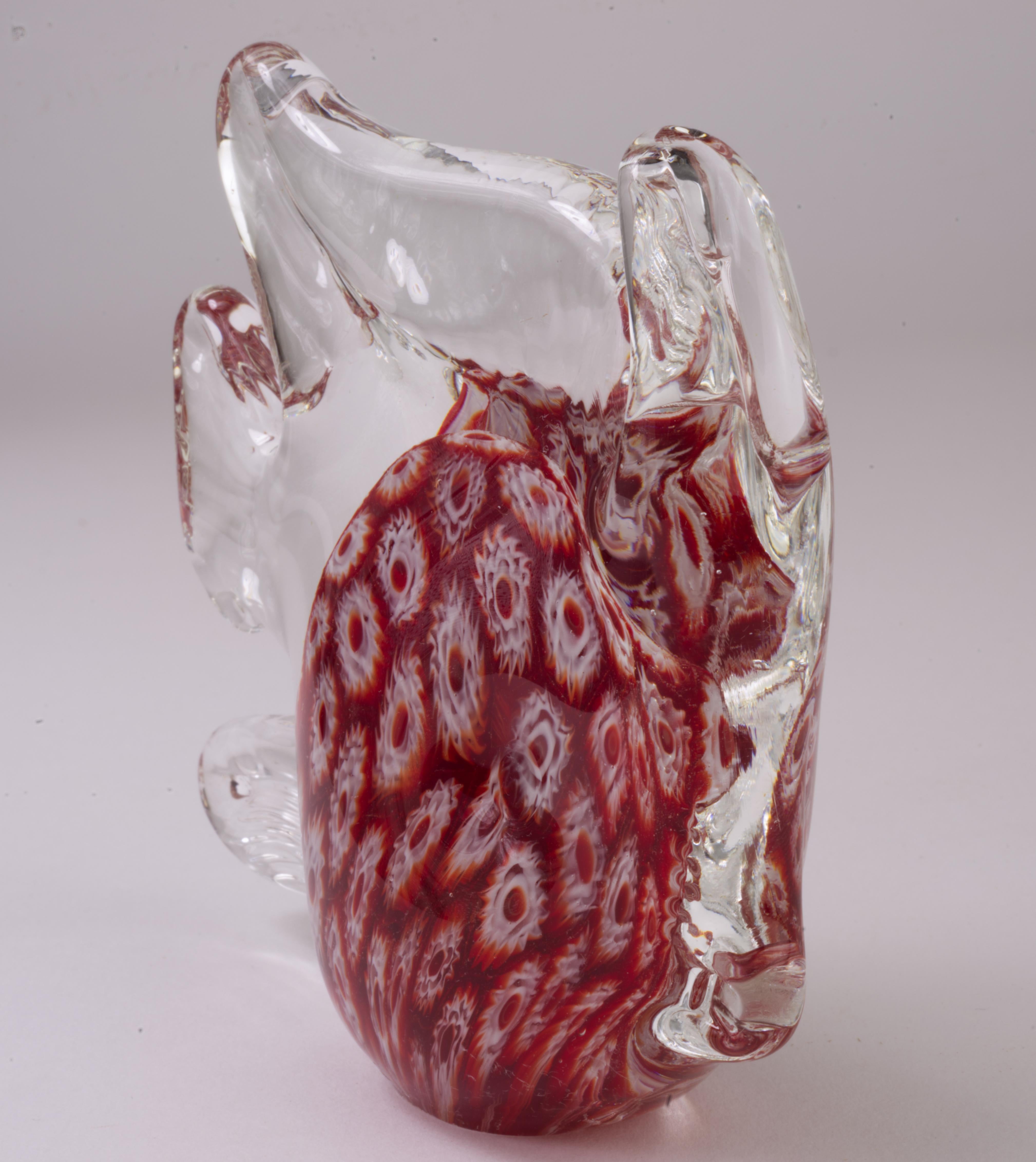 Postmoderner Briefbeschwerer aus Murano Millefiori-Glas mit Fischfigur aus Rot (Organische Moderne) im Angebot