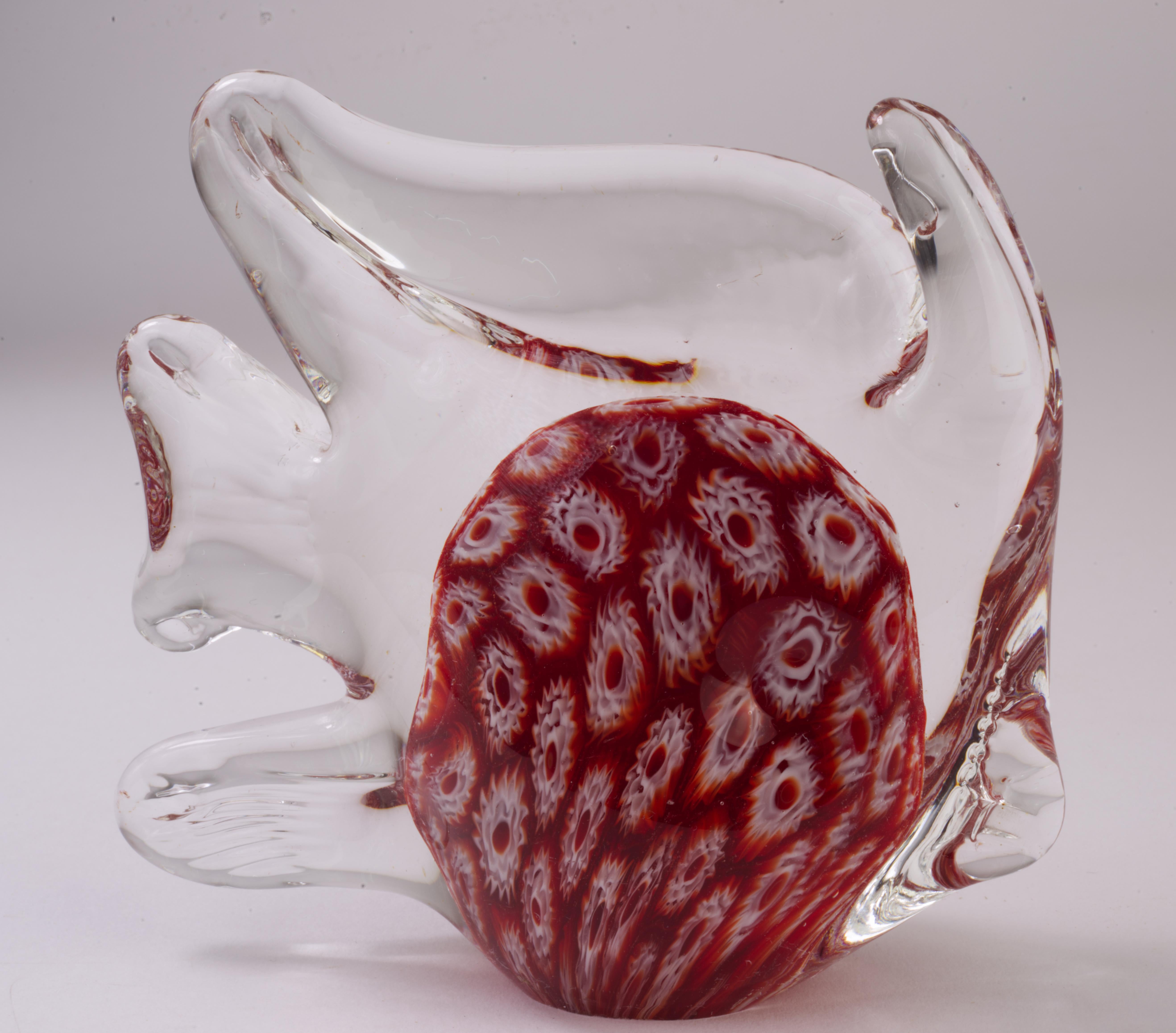 Postmoderner Briefbeschwerer aus Murano Millefiori-Glas mit Fischfigur aus Rot (amerikanisch) im Angebot