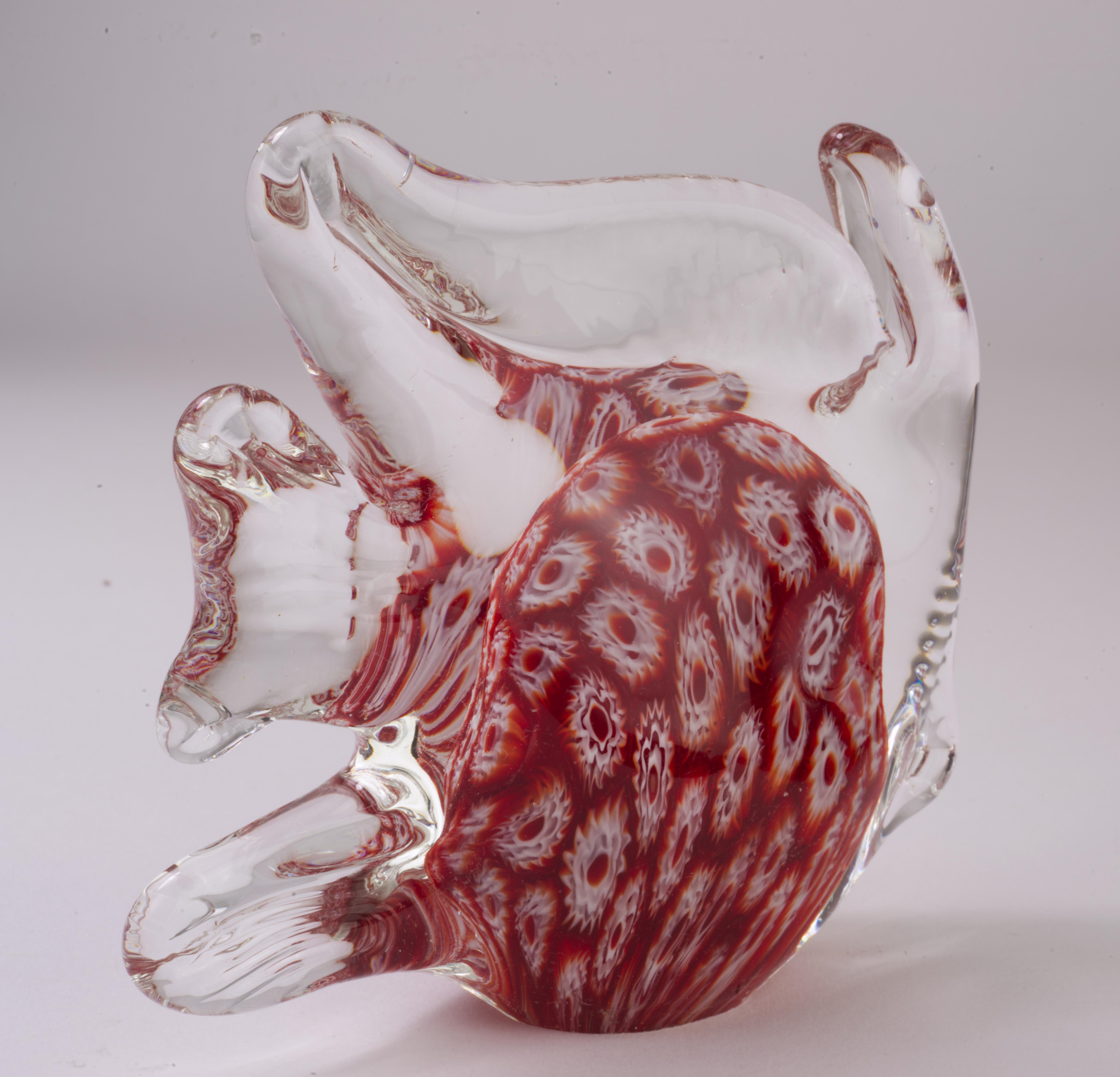 Postmoderner Briefbeschwerer aus Murano Millefiori-Glas mit Fischfigur aus Rot im Zustand „Gut“ im Angebot in Clifton Springs, NY