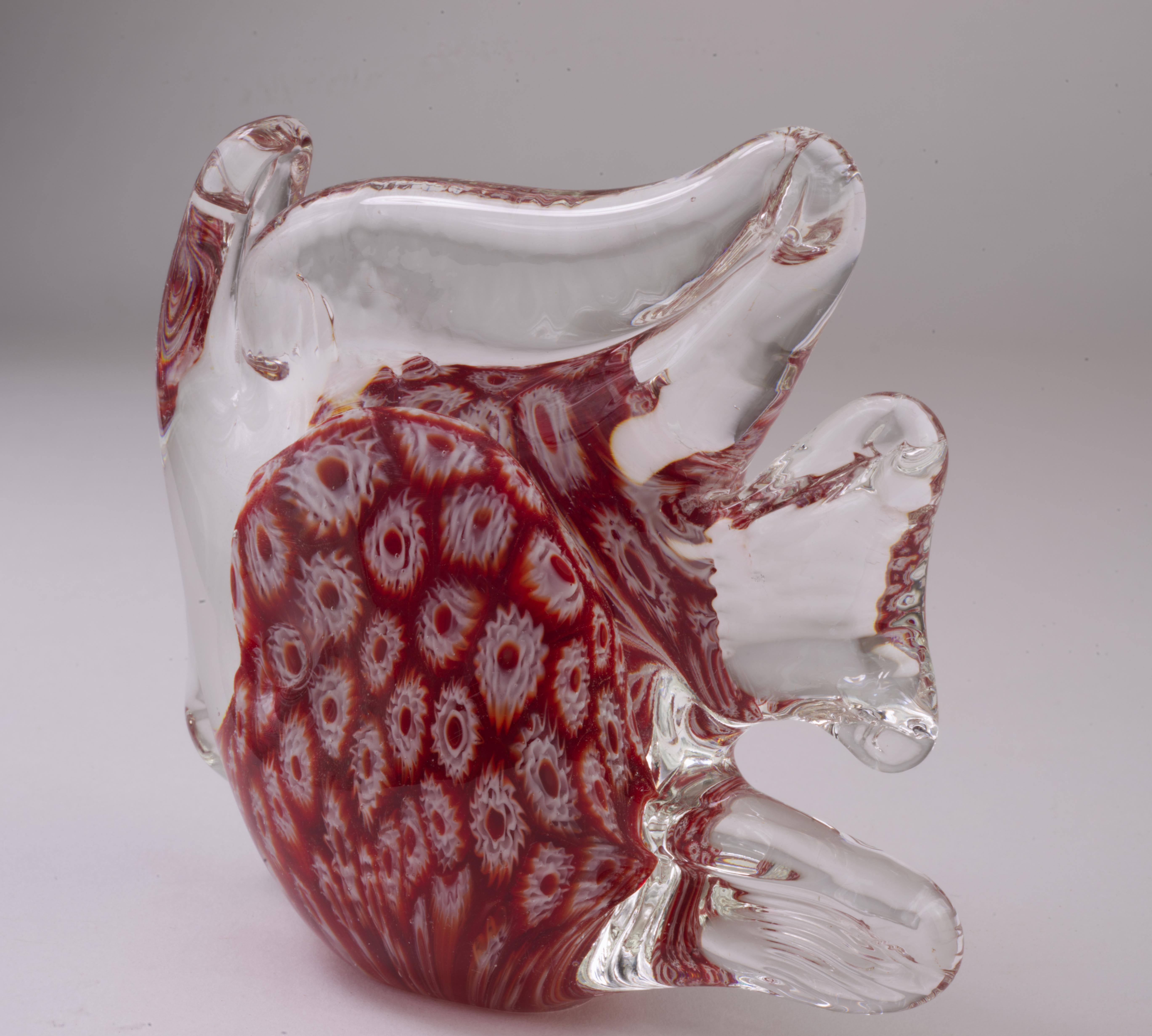 Postmoderner Briefbeschwerer aus Murano Millefiori-Glas mit Fischfigur aus Rot (20. Jahrhundert) im Angebot