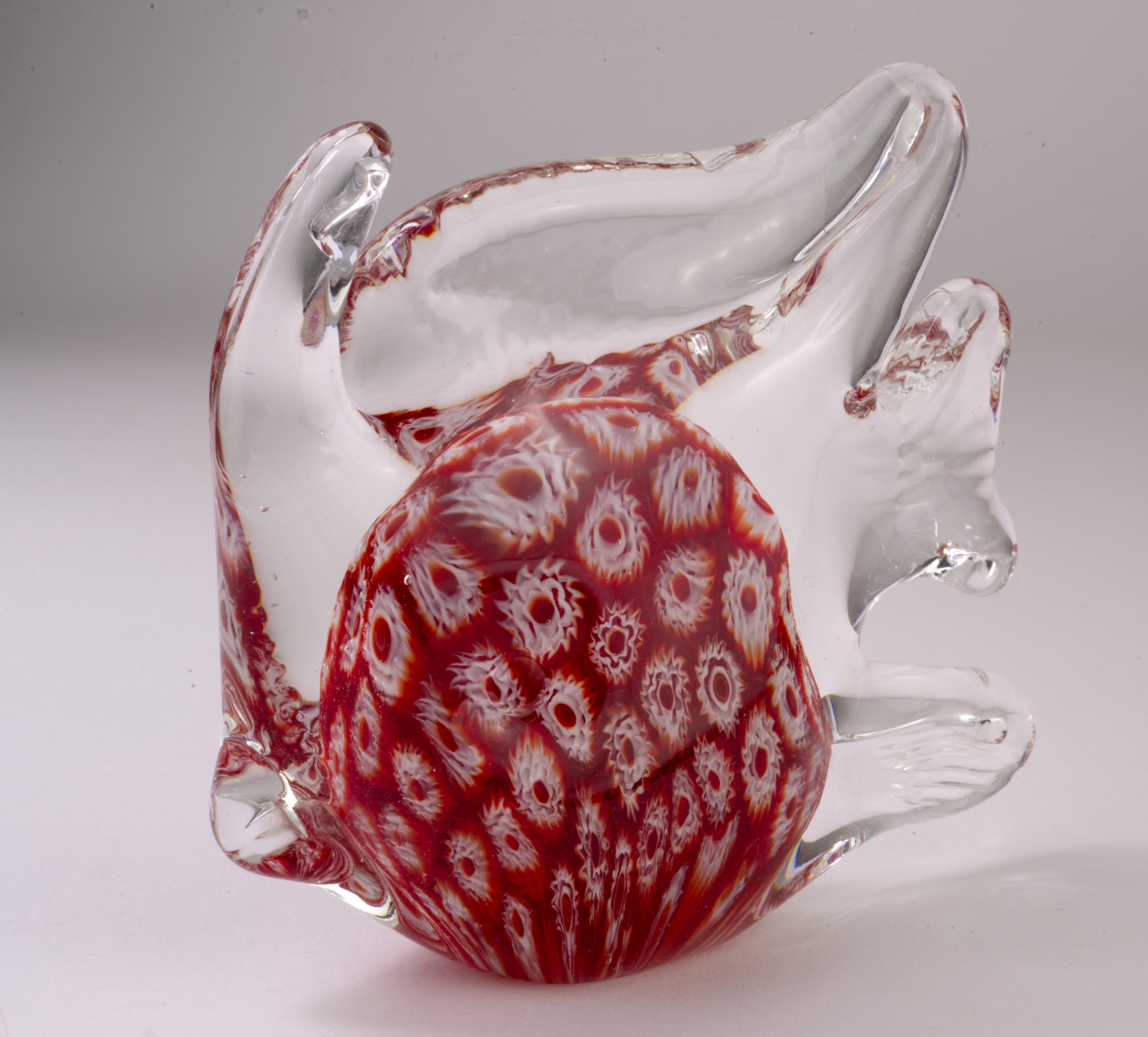 Postmoderner Briefbeschwerer aus Murano Millefiori-Glas mit Fischfigur aus Rot (Glaskunst) im Angebot