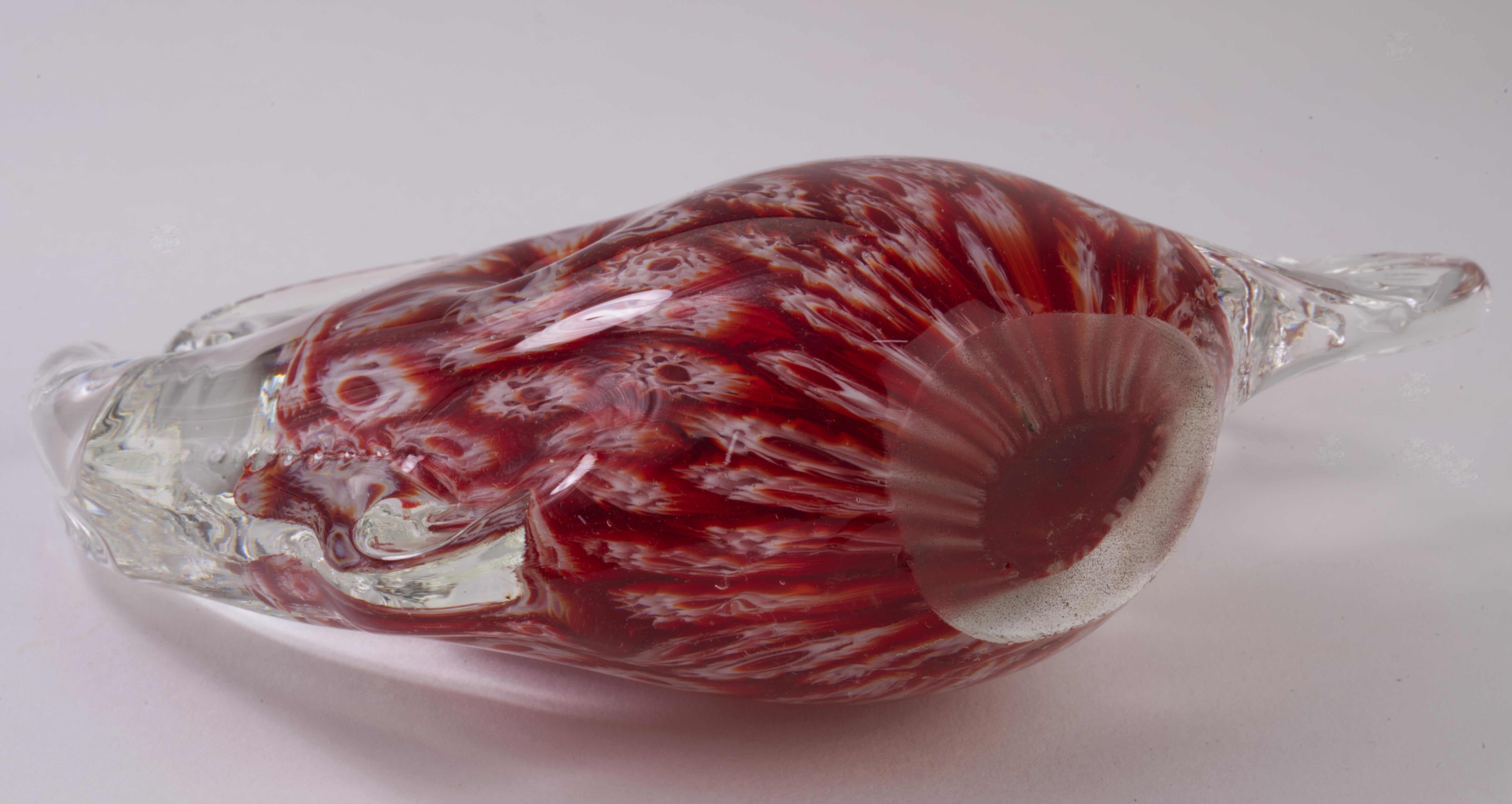 Postmoderner Briefbeschwerer aus Murano Millefiori-Glas mit Fischfigur aus Rot im Angebot 1