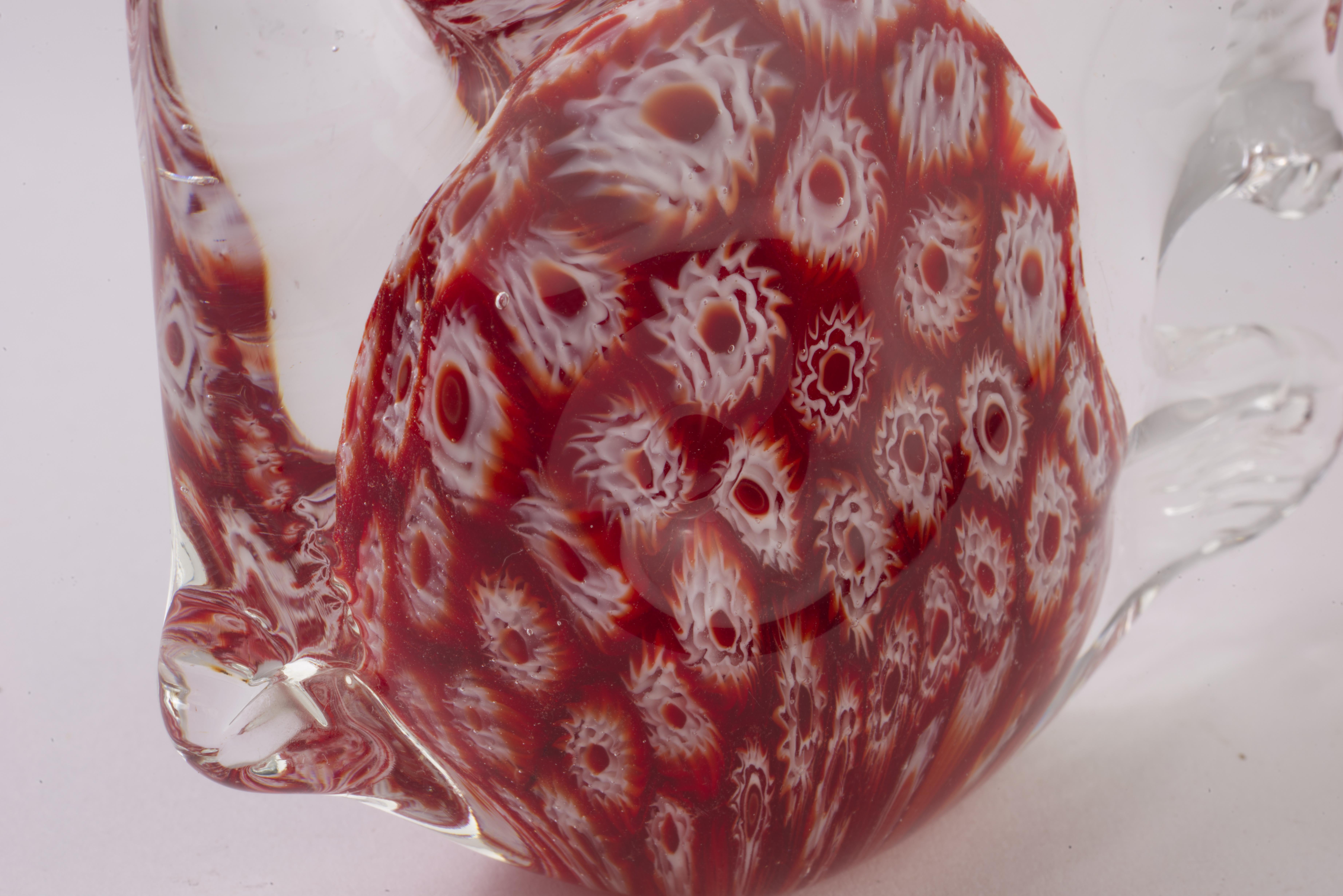 Postmoderner Briefbeschwerer aus Murano Millefiori-Glas mit Fischfigur aus Rot im Angebot 2