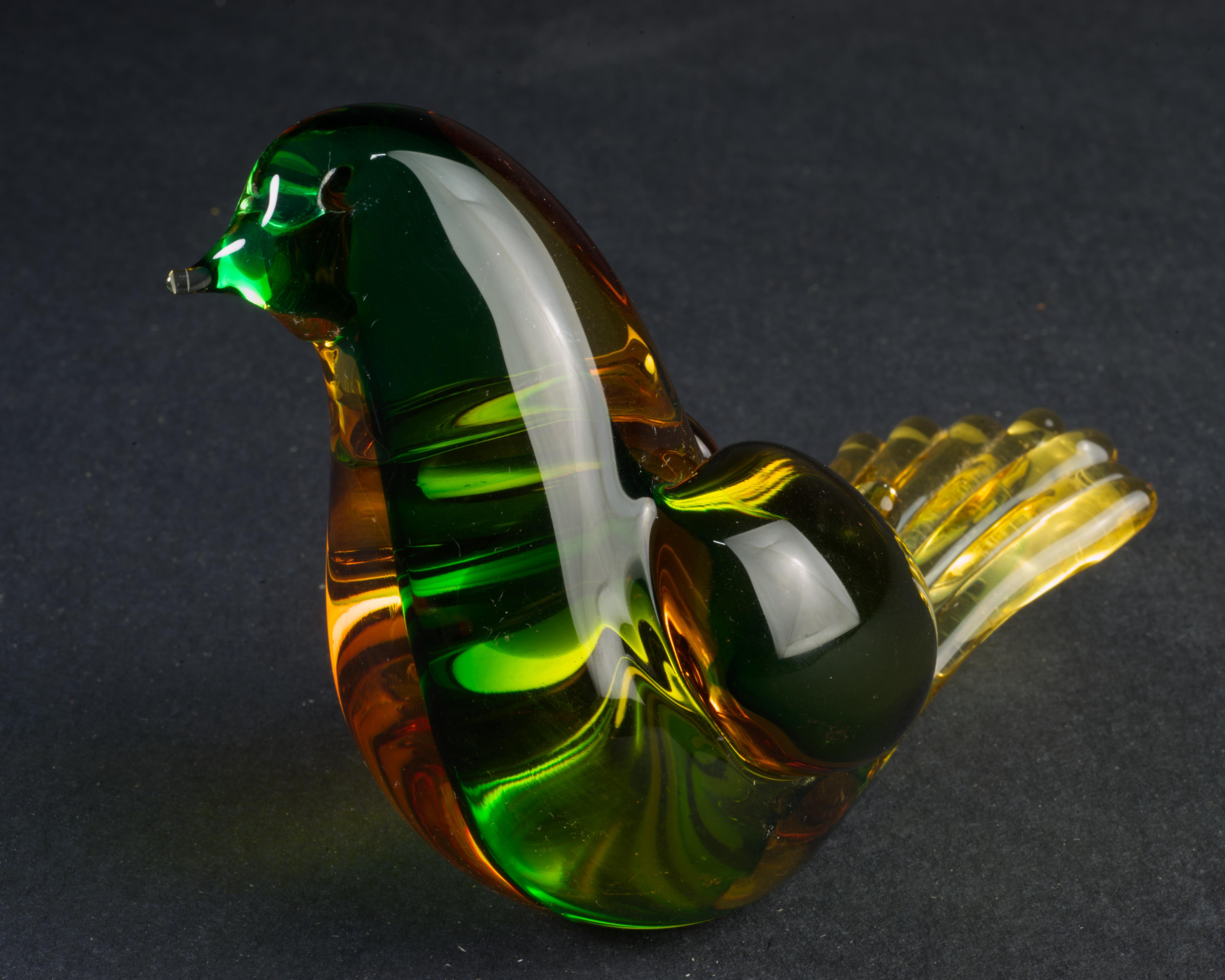 Postmodern Murano Sommerso Glass Bird Figurine Paperweight Green Amber In Good Condition In Clifton Springs, NY