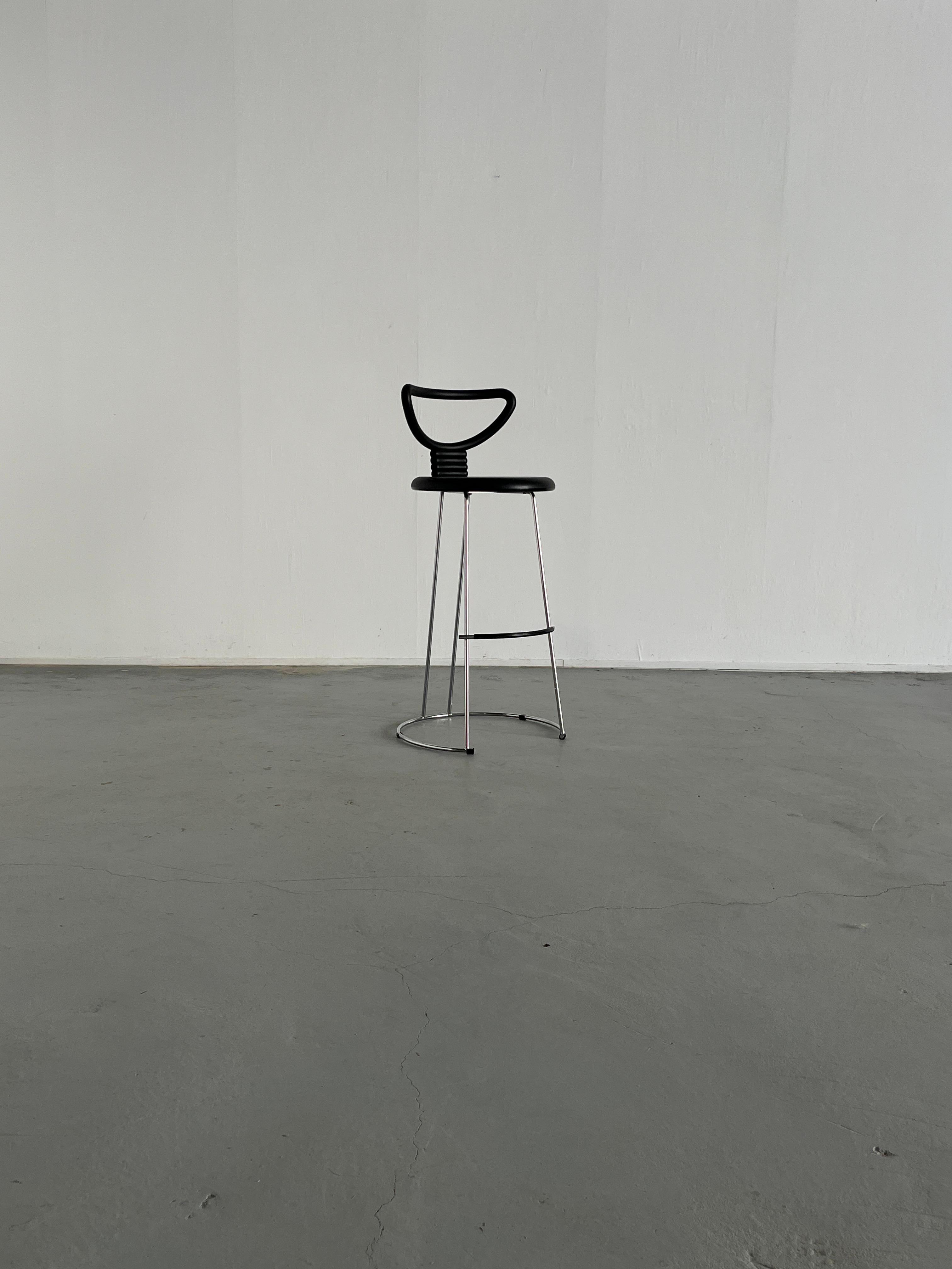 A 'Nardis' bar height stool with rubber like seats on a polished chrome frame designed by Nobu Tanigawa for Fasem Italy.
Unique postmodern design combined with great comfort.

The chair features a sturdy steel frame with a durable rubber coating and