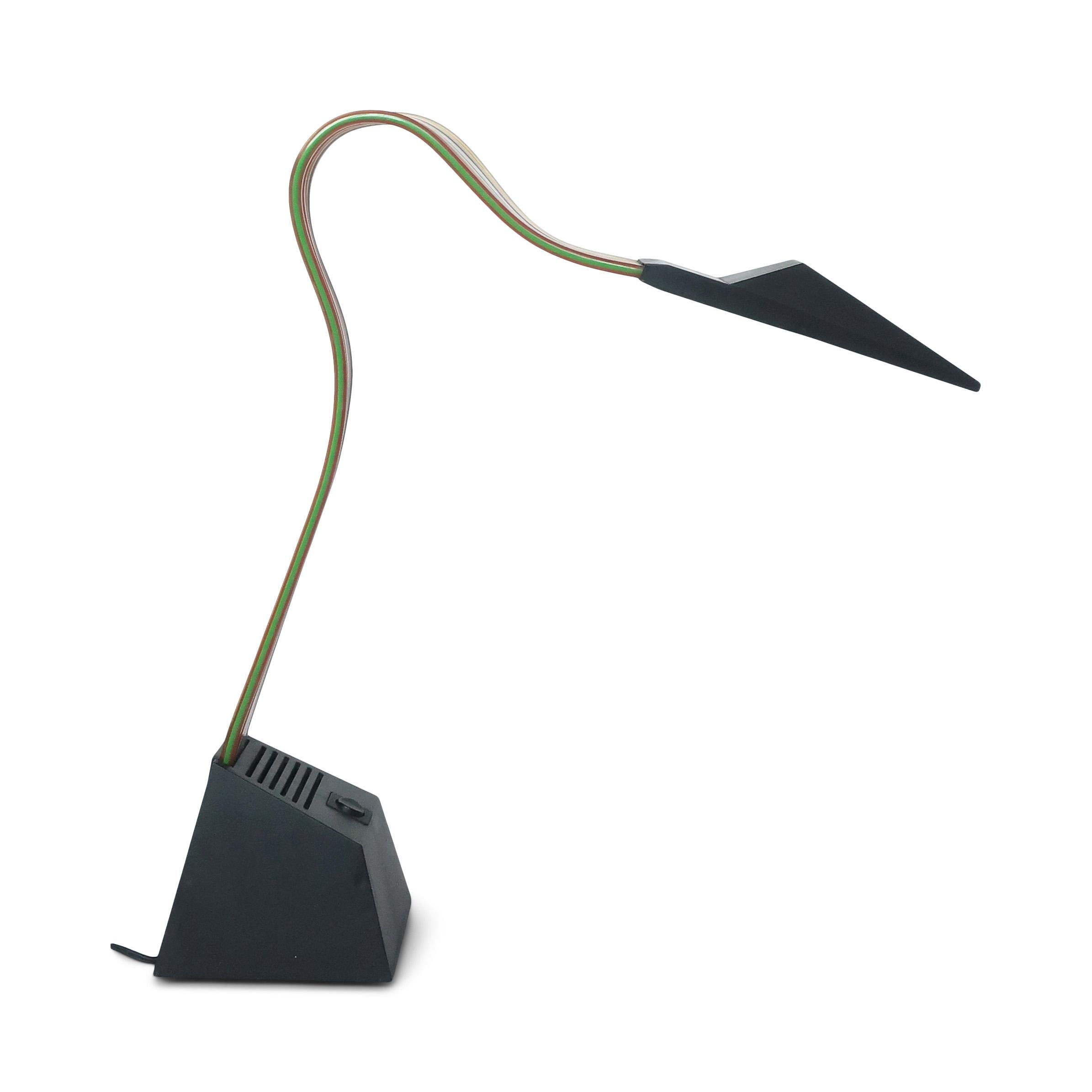 Postmoderne Nastro-Tischlampe von Alberto Fraser für Stilnovo (Metall) im Angebot