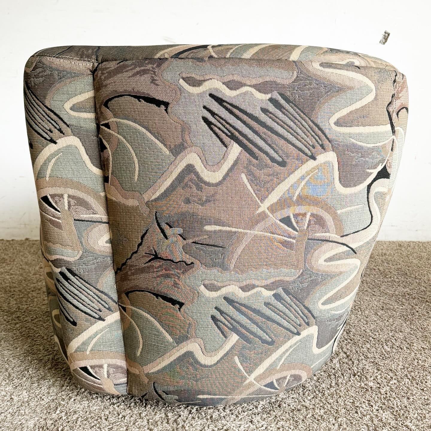 Le Postmodern Nautilus 'ÄúCamo'Äù Swivel Barrel Chair fait sensation dans votre intérieur. Cette chaise présente un design unique de tonneau pivotant et un motif de camouflage moderne, offrant un confort avec une vue à 360 degrés. Idéal pour les