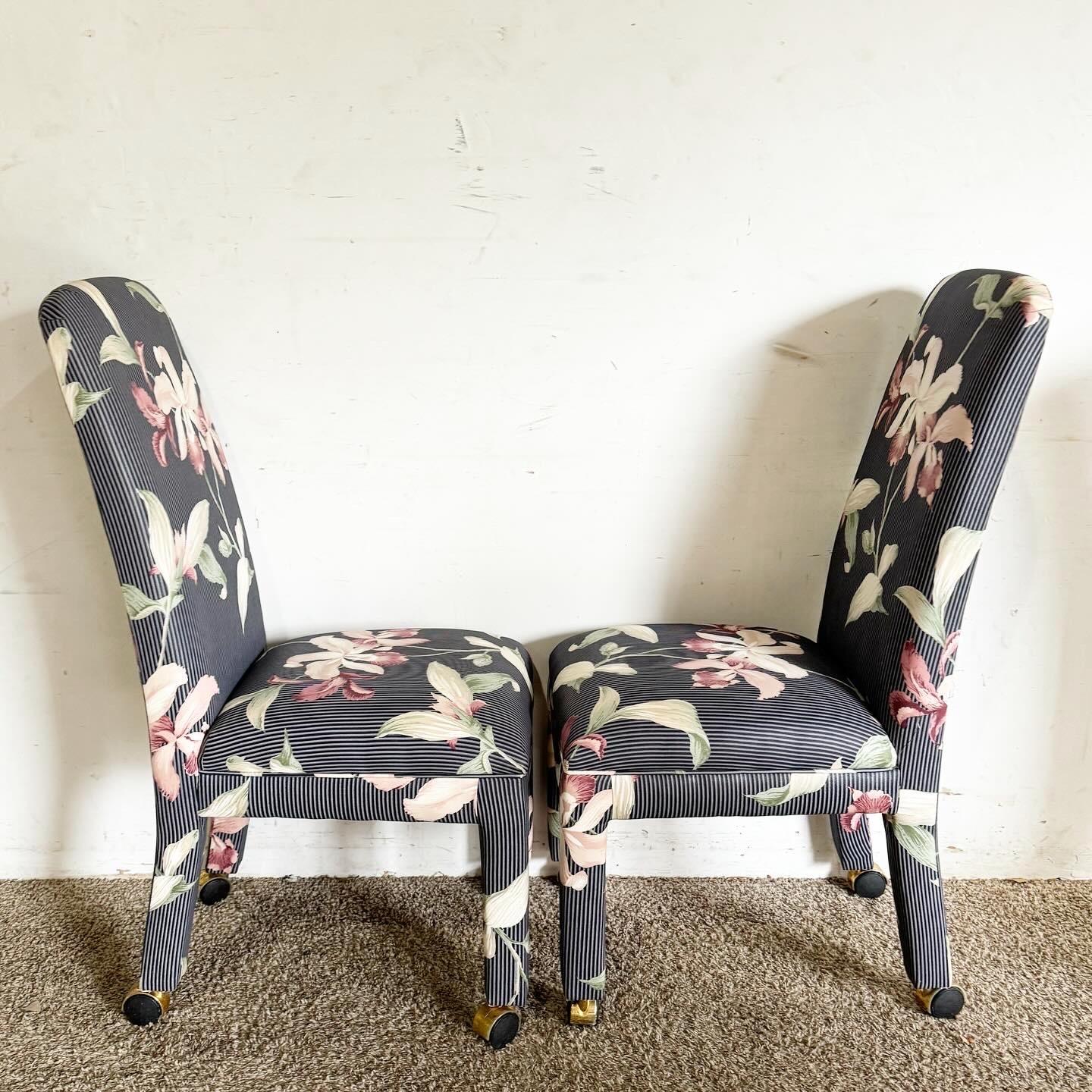 Parsons-Stühle auf Rollen in Marineblau mit Nadelstreifen und rosa Hibiskus, Postmoderne (20. Jahrhundert) im Angebot