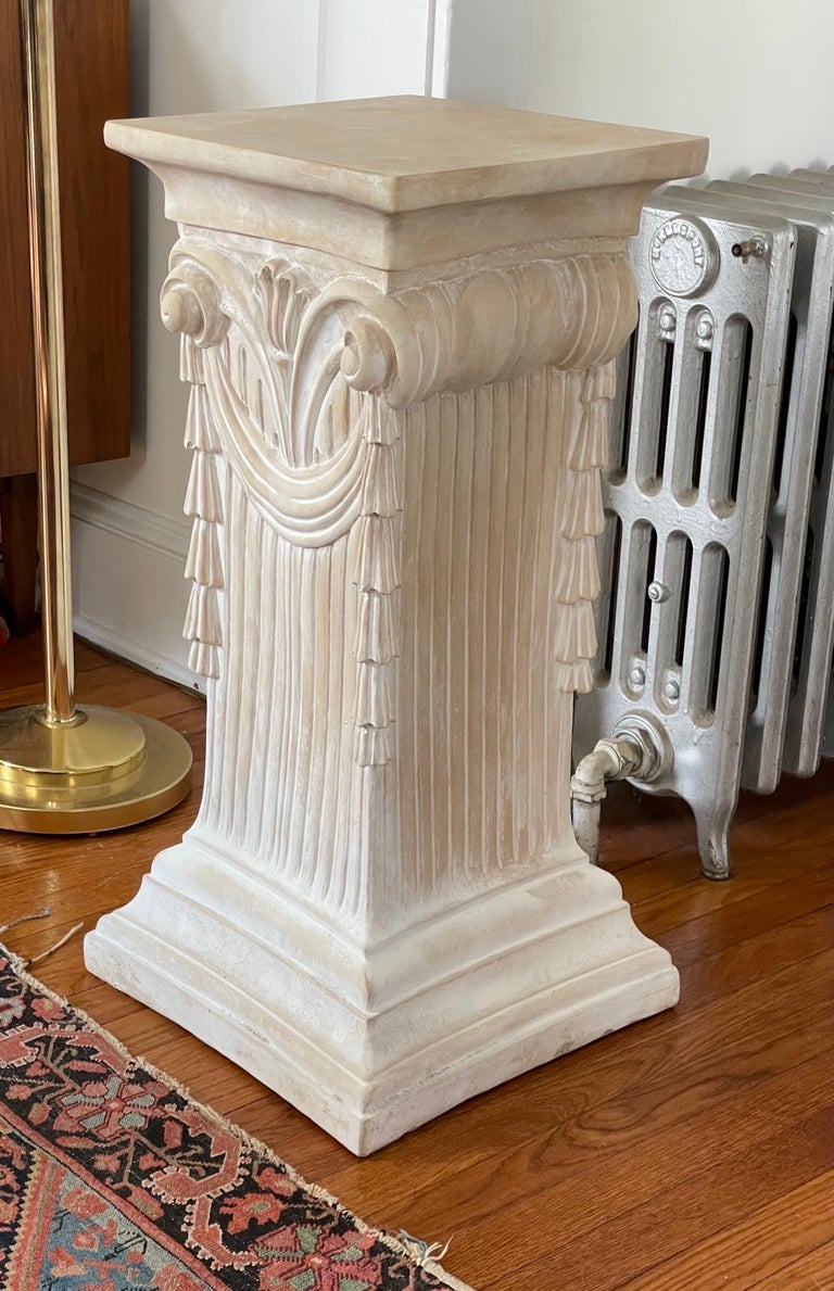 Piédestal colonnaire néoclassique postmoderne en plâtre cannelé avec