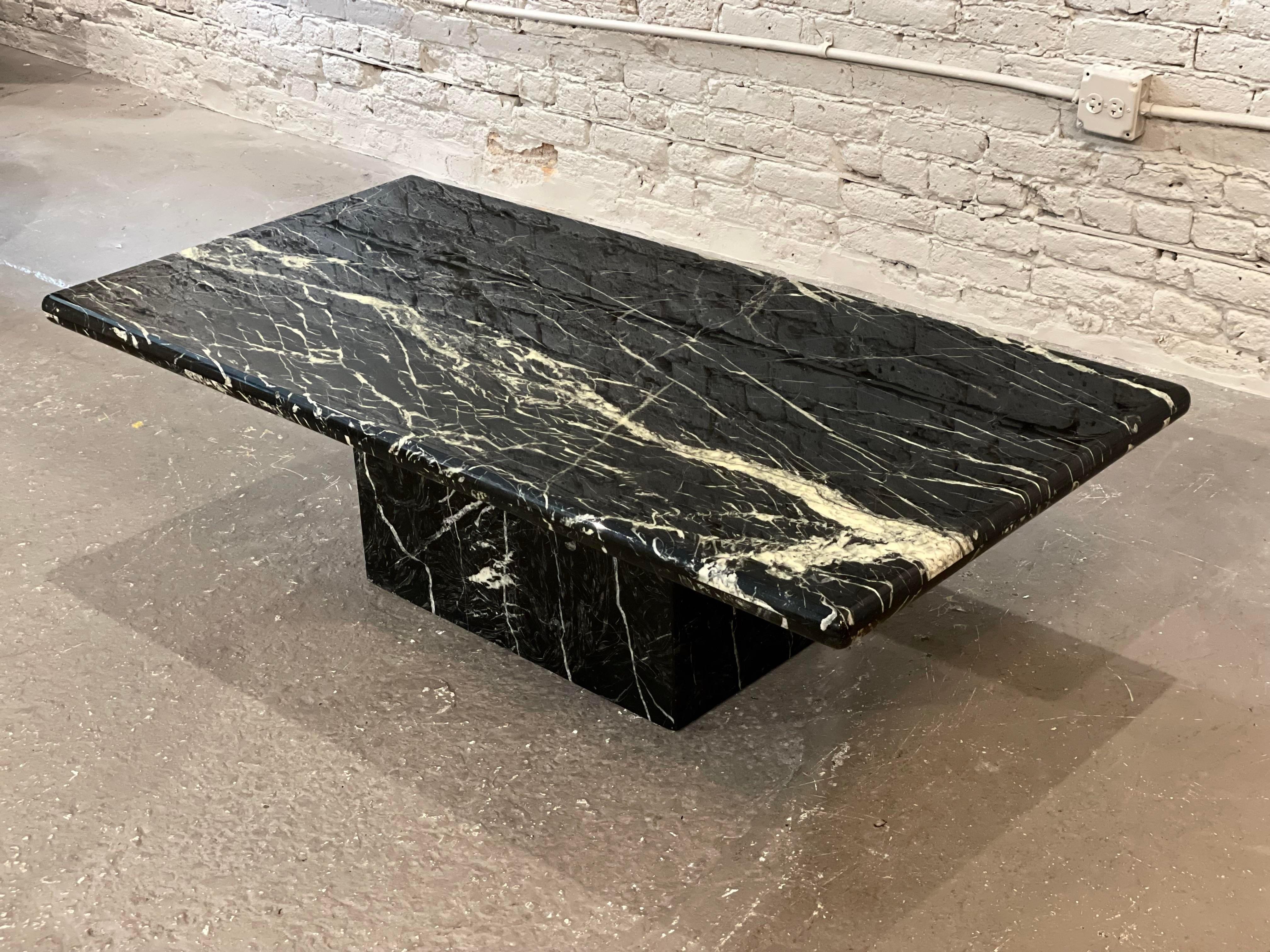 Stunning veining through this coffee table! No chips or cracks - excellent condition.
 