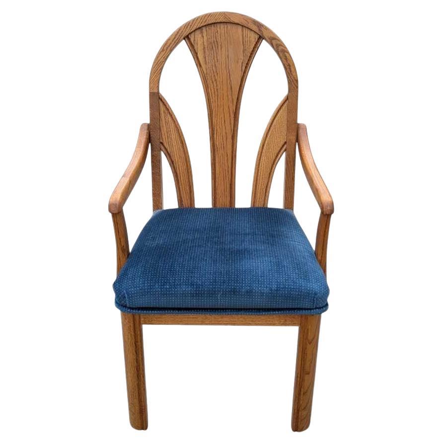 Un caratteristico set di sei sedie da pranzo postmoderne nella tradizione degli anni '80, realizzate in rovere massiccio e con schienali curvi e scultorei abbinati a sedute in velluto blu con una sottile fantasia a pois. Questo set giocoso e audace,