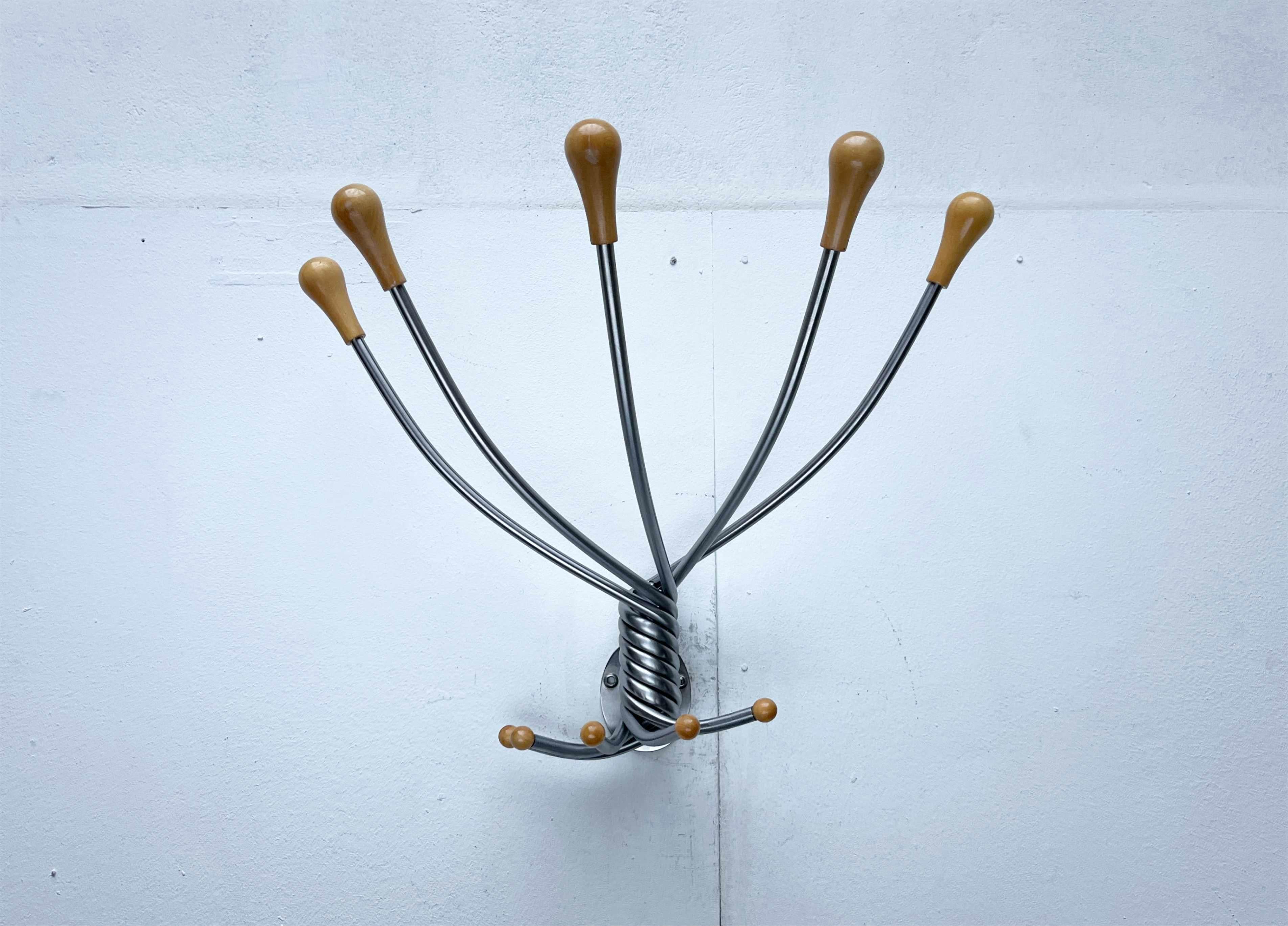 Armadio a polipo del produttore italiano Zanotta. Ecco una versione molto rara del polpo come appendiabiti da parete.

l'appendiabiti a polipo è un classico del design italiano. Il design sembra davvero vivo. Proprio come un polpo, questo oggetto