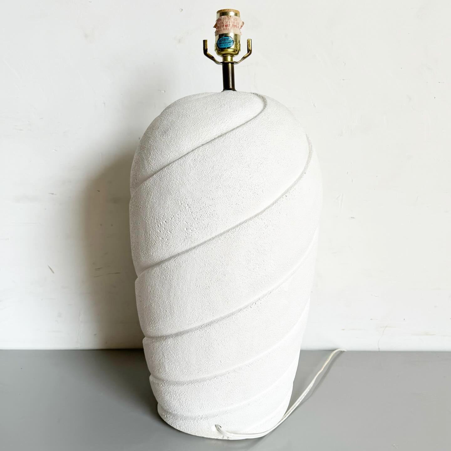 Postmodern Off White Sculpted Swirl Ceramic Table Lamp In Good Condition For Sale In Delray Beach, FL
