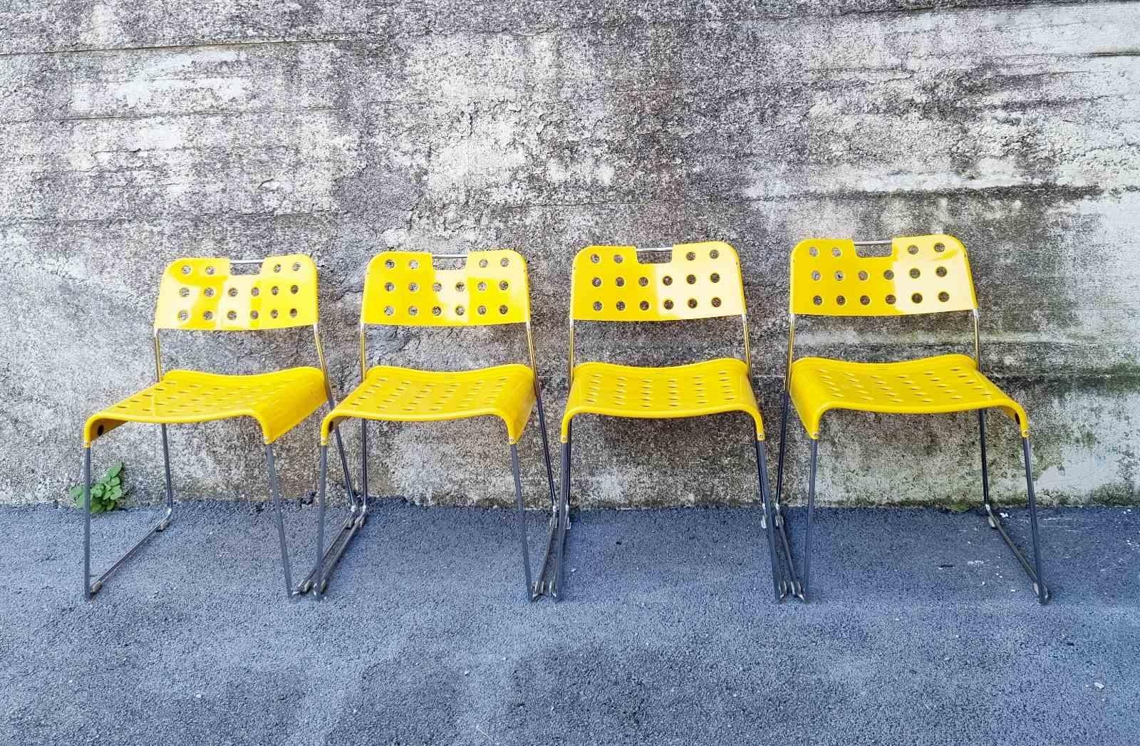 Postmoderne Omkstack-Stühle von Rodney Kinsman für Bieffeplast, Italien 70er Jahre 4er-Set (Italienisch) im Angebot