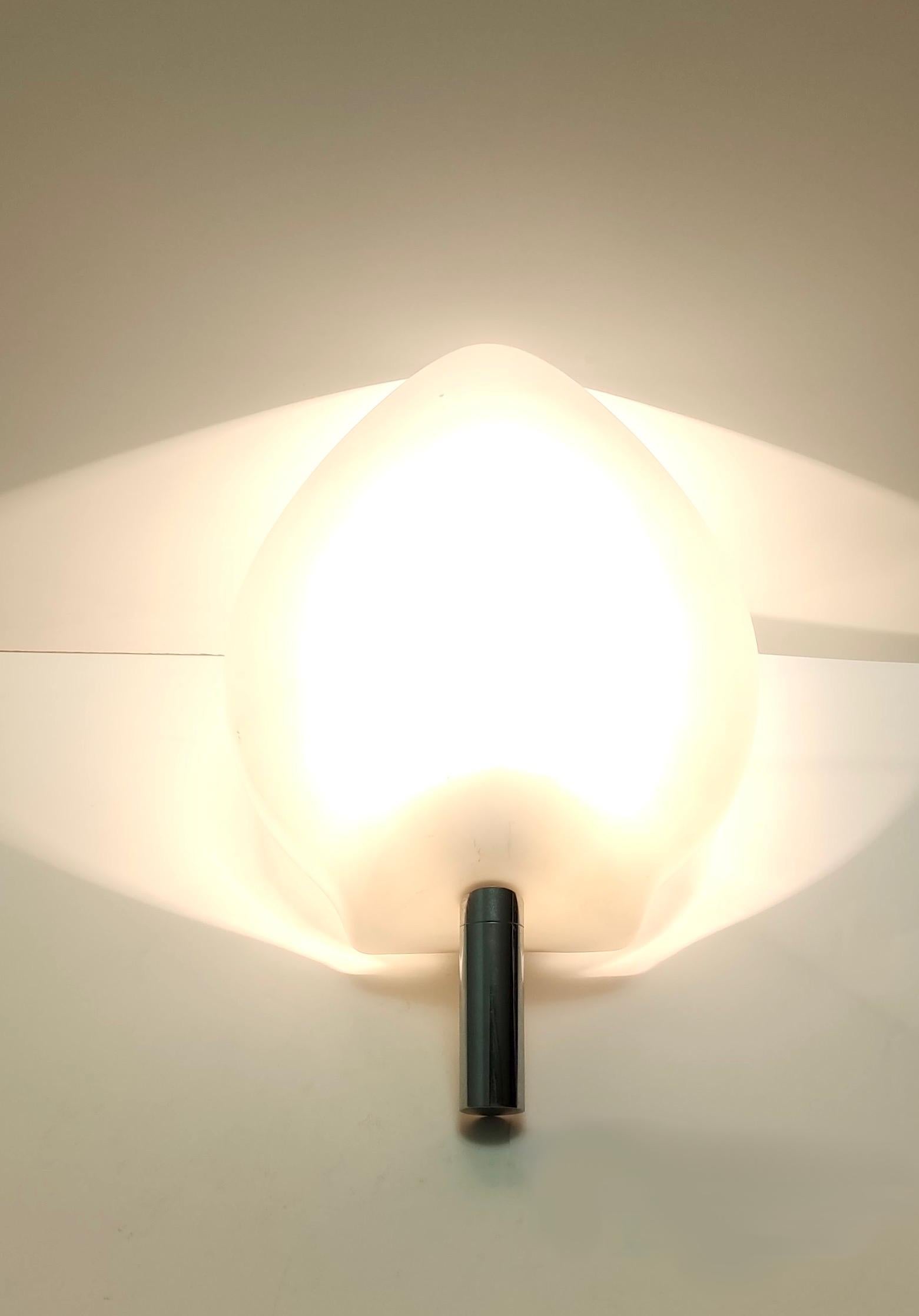 Este candelabro fue fabricado por Fontana Arte en Italia en la década de 1980.
Tienen una estructura de metal cromado y barnizado y una tulipa de cristal opalino. 
Además, presenta su etiqueta original.
Es de época, por lo que puede mostrar ligeras