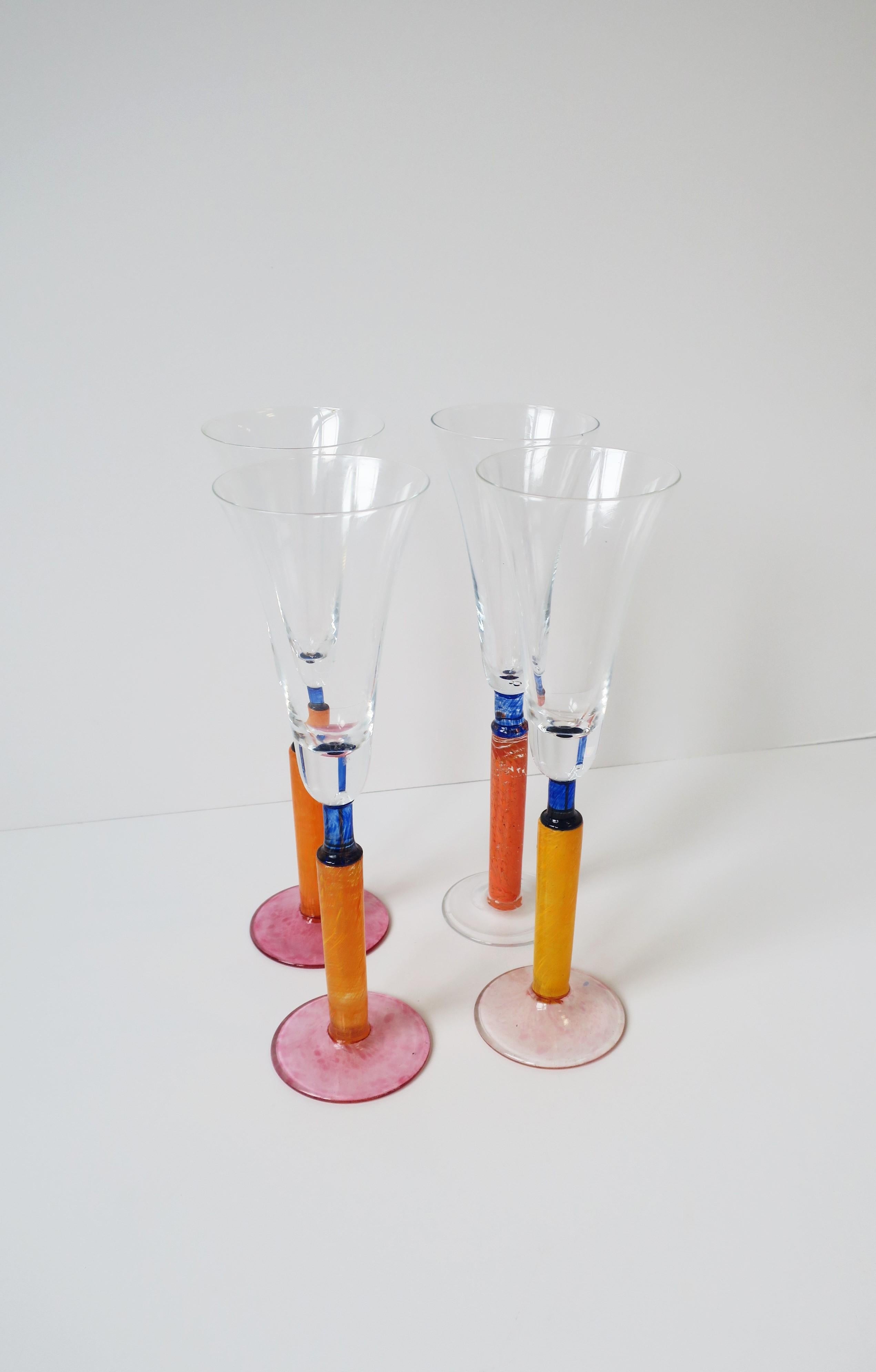 Bicchieri flutes da champagne in vetro artistico arancione Postmoderno anni '90 in vendita 4