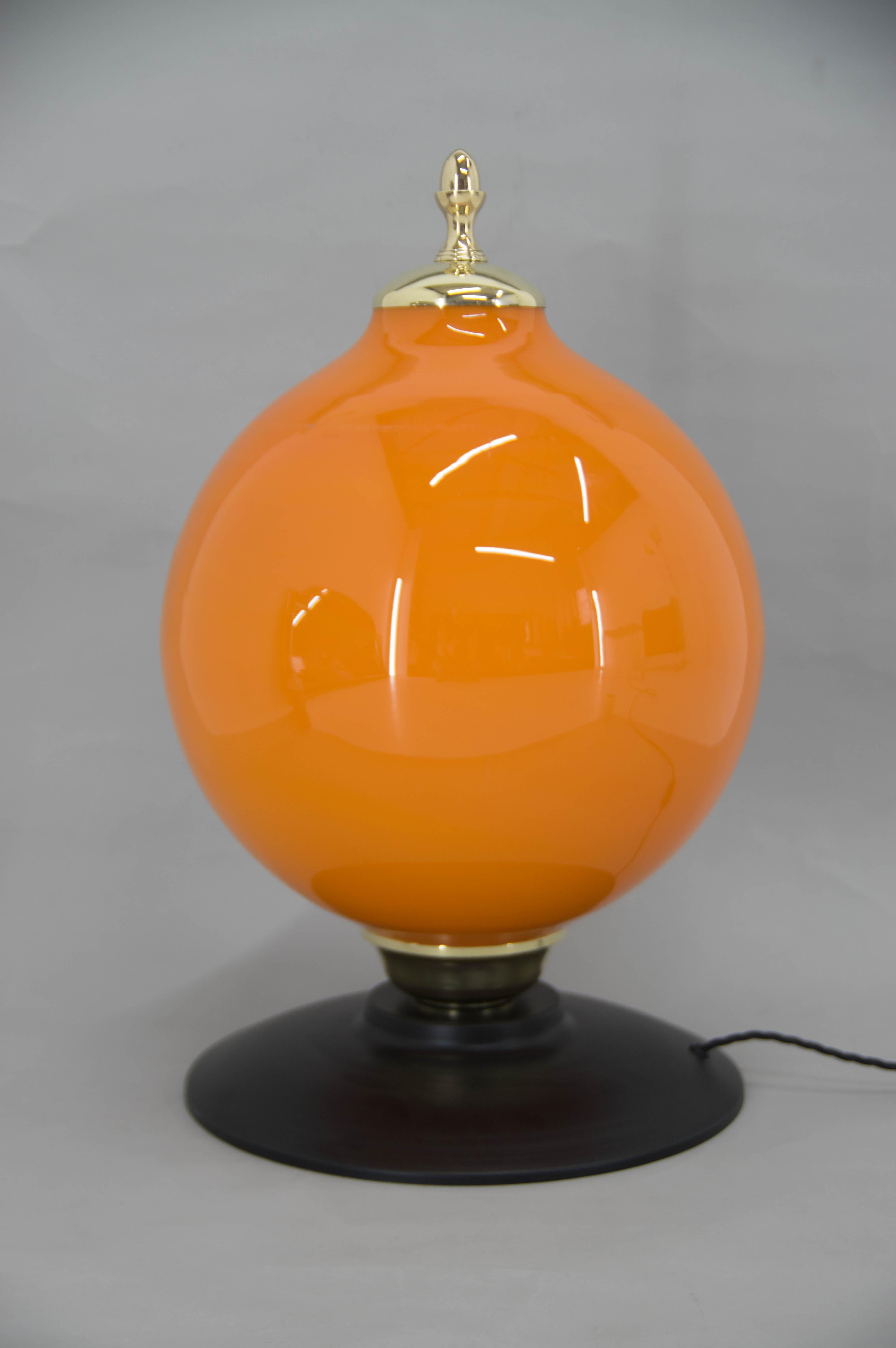 Big orange glass table or floor lamp.
Black plastic base.
Glass shade with some scratches and chips visible on pictures.
Rewired: 1x100W, E25-E27 bulb.
US plug adapter included.