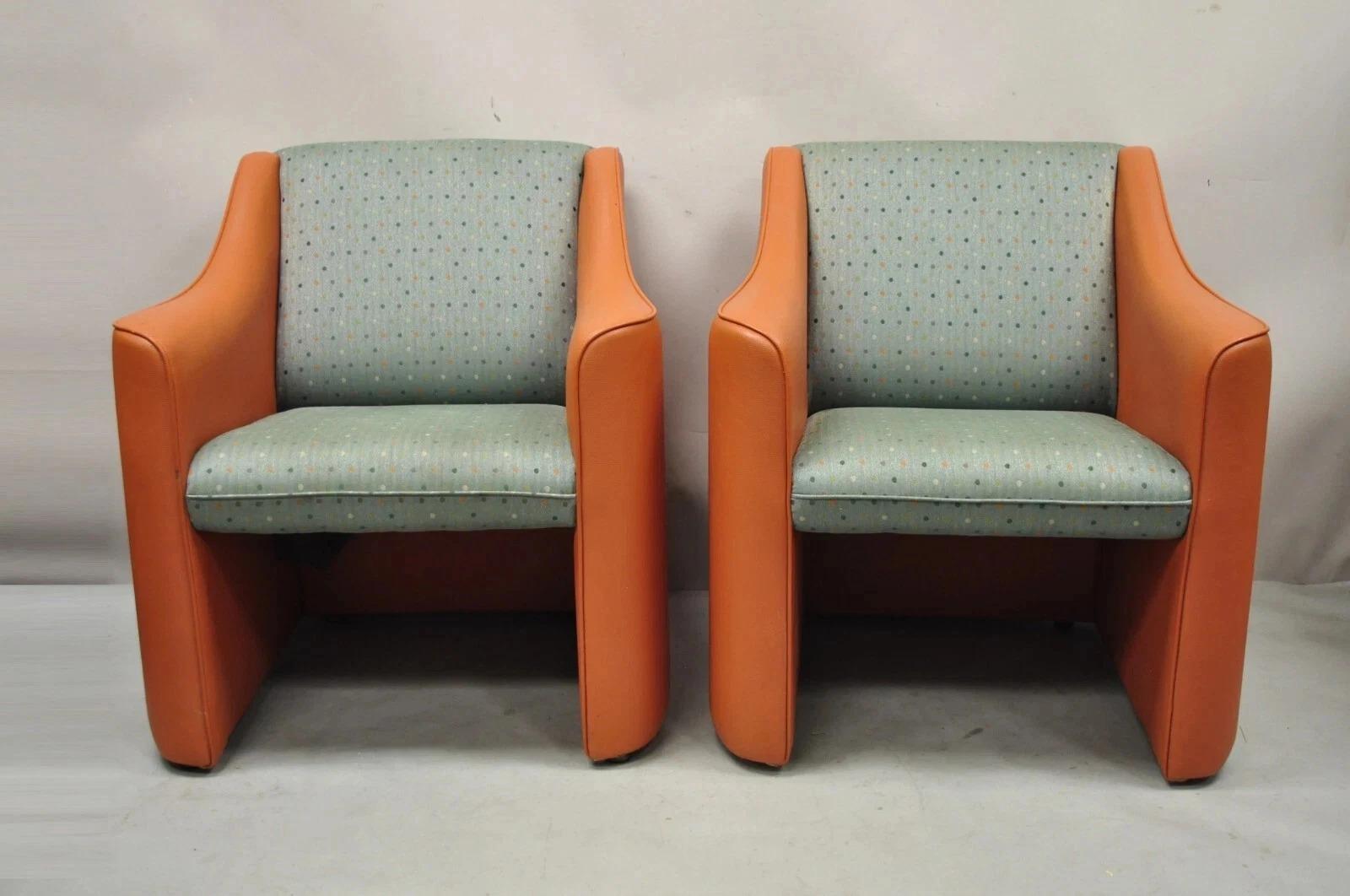 Chaises longues postmodernes orange et vertes par Global Upholstery Company Ltd - une paire en vente 4