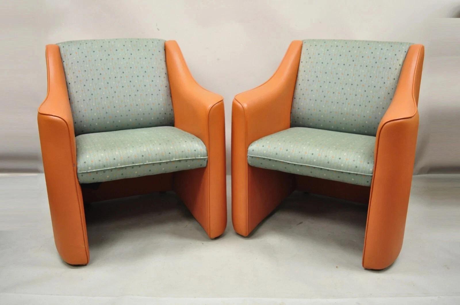 Veuillez nous envoyer un message avec votre code postal pour demander un devis plus raisonnable pour les frais d'expédition aux États-Unis.

Chaises longues postmodernes de style MCM, orange et vert, par Global Upholstery Company Ltd - une paire.