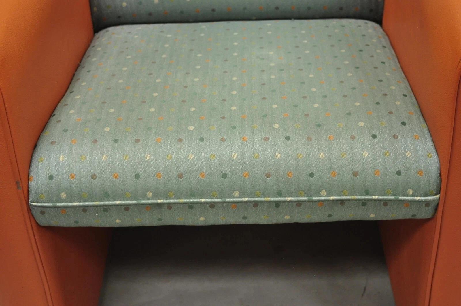 Inconnu Chaises longues postmodernes orange et vertes par Global Upholstery Company Ltd - une paire en vente
